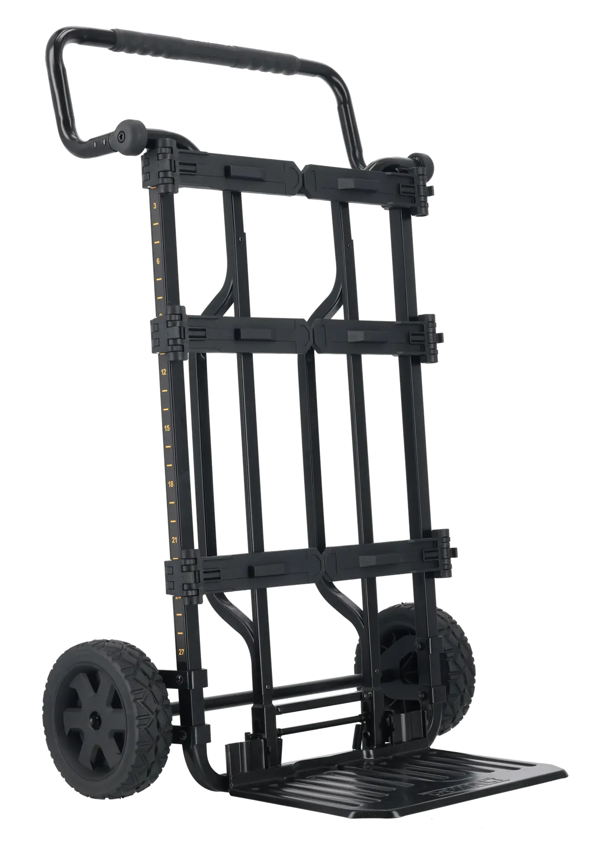 Um carrinho de mão dobrável DEWALT preto com rodas grandes e resistentes e uma alça robusta, projetado para transportar itens pesados. A estrutura possui marcações de medida e uma plataforma dobrável.