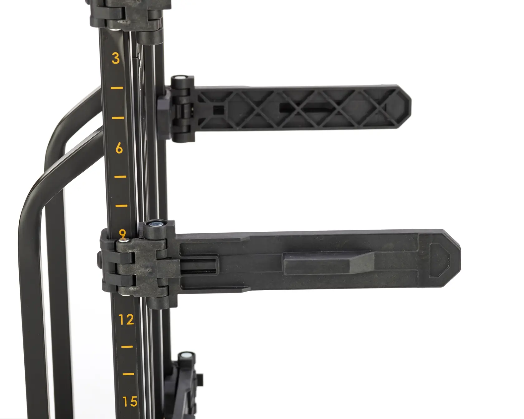 Close-up de um braço de suporte ajustável DEWALT com marcações de medição em uma estrutura metálica vertical, usado para segurar ferramentas ou materiais.