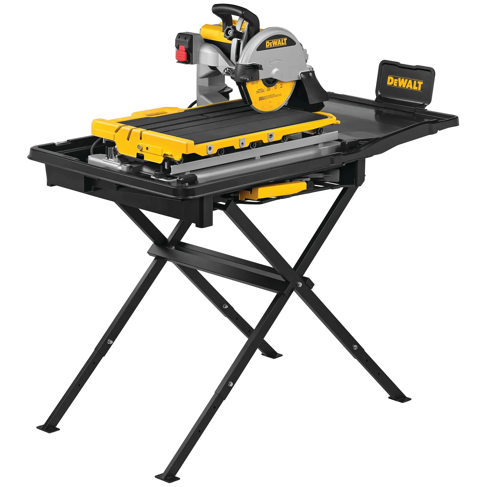 Uma serra de azulejos DEWALT com design amarelo e preto, montada em um suporte dobrável de metal preto. A serra possui uma mesa deslizante para cortes precisos e uma bandeja de água abaixo para coletar detritos.