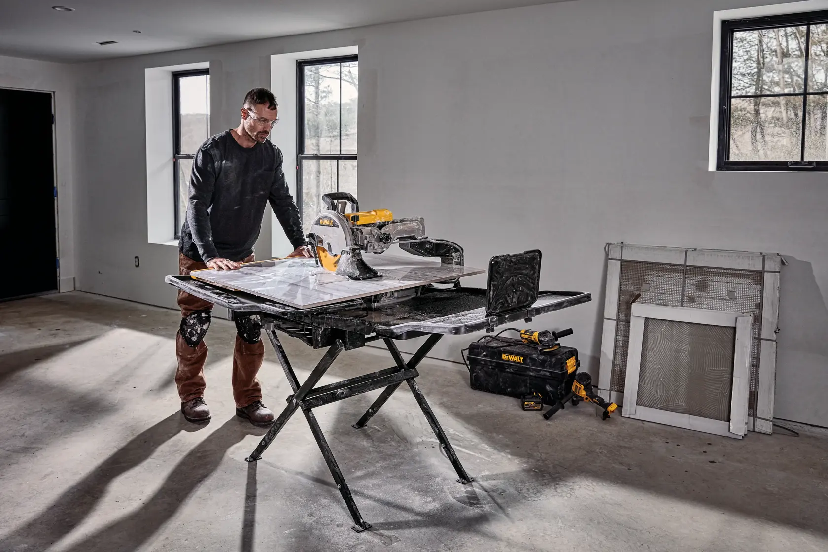 DEWALT D36000-QS, D36000 serra de piso com suporte em uso interno. Categoria fotografia. Ferramentas visíveis.
