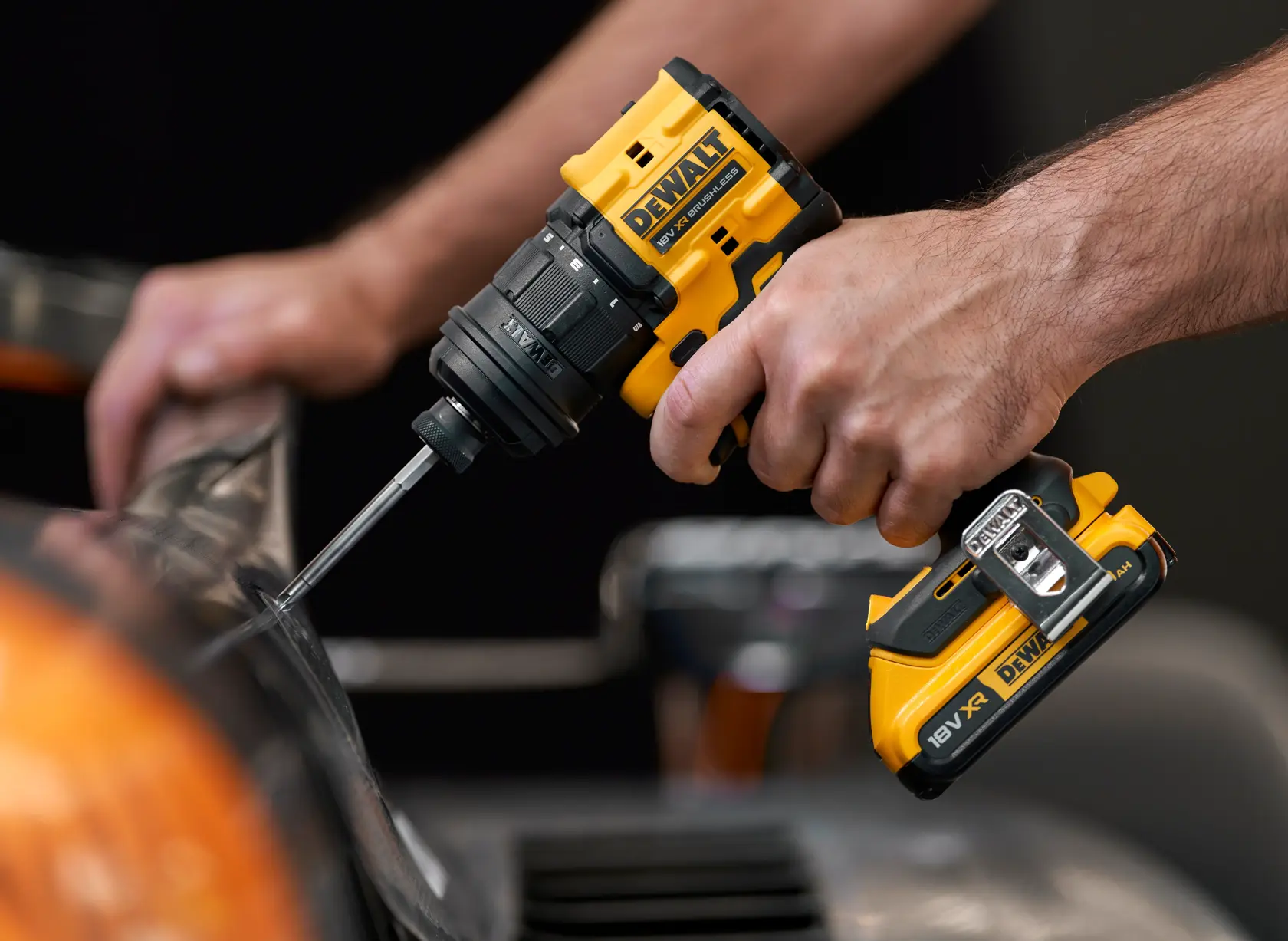 Furadeira DEWALT em uso. Fotografia. SKUs: DCD803D2T-QW, DCD803D2T.