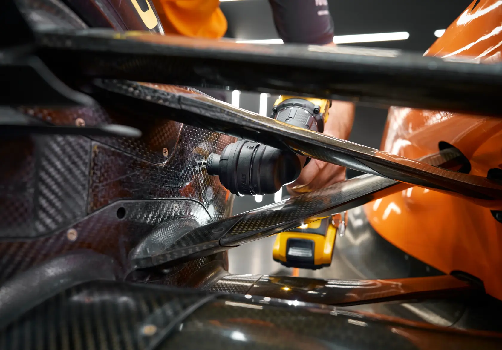 DEWALT DCD803D2T-QW, DCD803D2T em uso em peça de carro. Categoria fotografia. Close-up.