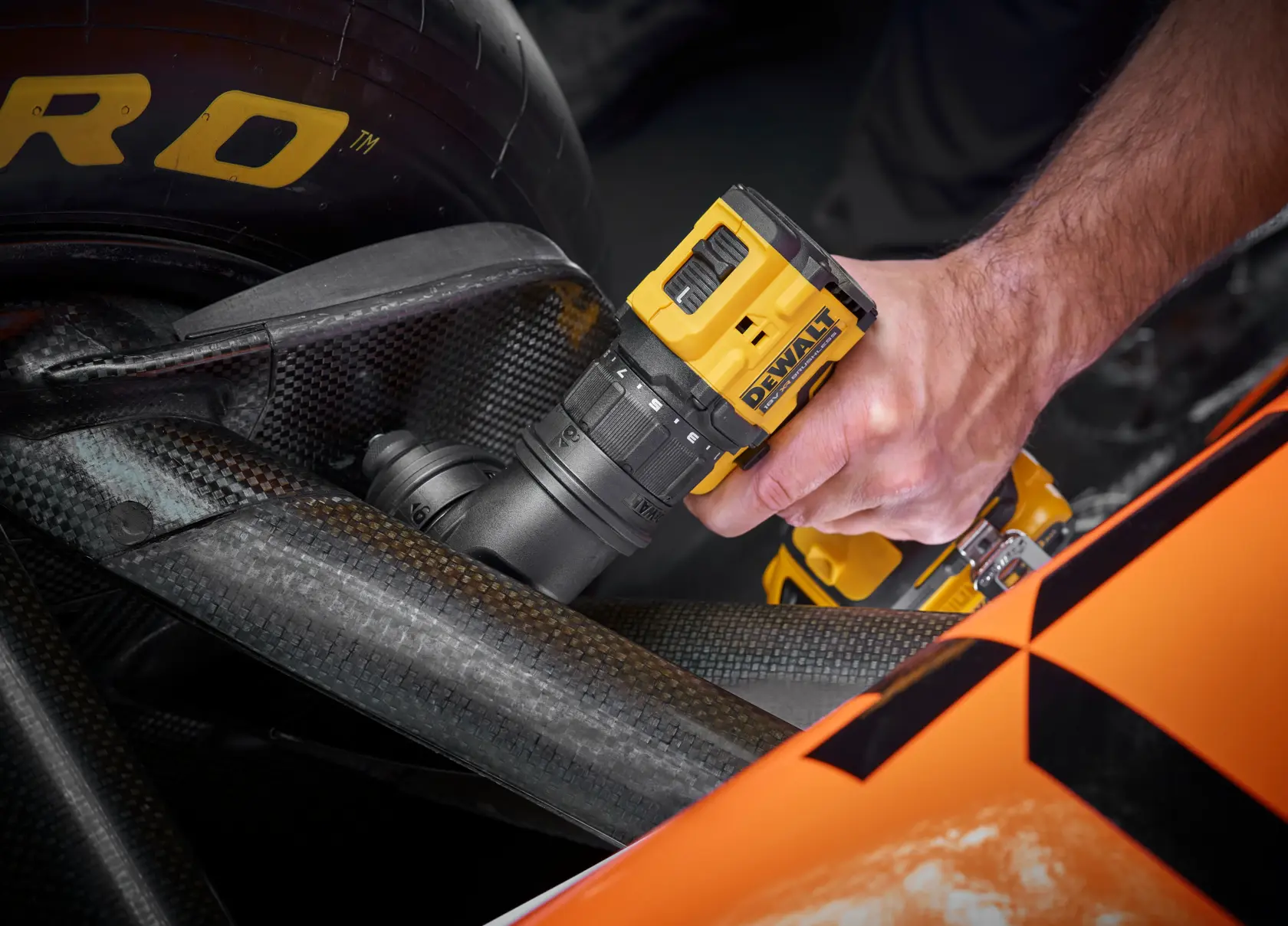 DEWALT DCD803D2T-QW, DCD803D2T furadeira em peça de carro. Produto de fotografia em uso.