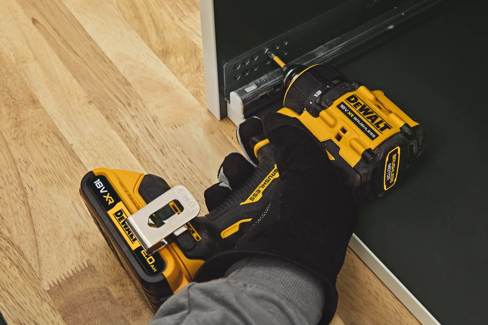 DEWALT DCD803NT-XJ, DCD803NT furadeira em uso, close-up, em madeira e metal. Categoria fotografia.