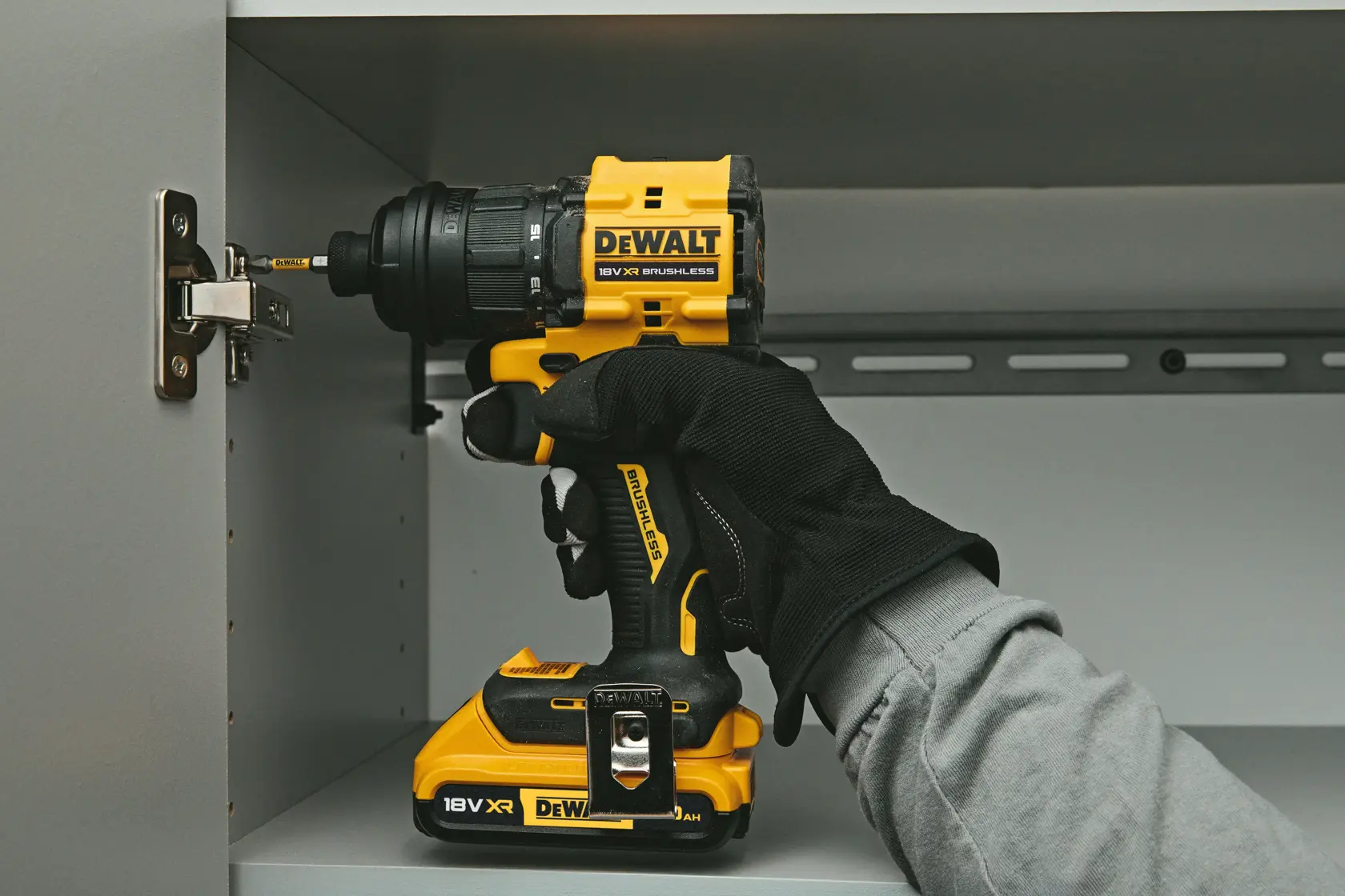 Furadeira DEWALT DCD803NT-XJ, DCD803NT usada em armário. Produto de fotografia.