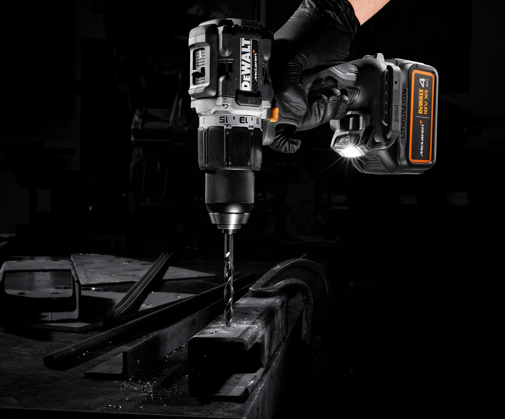 Berbequim Aparafusador Percussão McLaren sem escovas XR 18V 13mm 90Nm com 2 baterias Li-Ion 4Ah e mala TSTAK