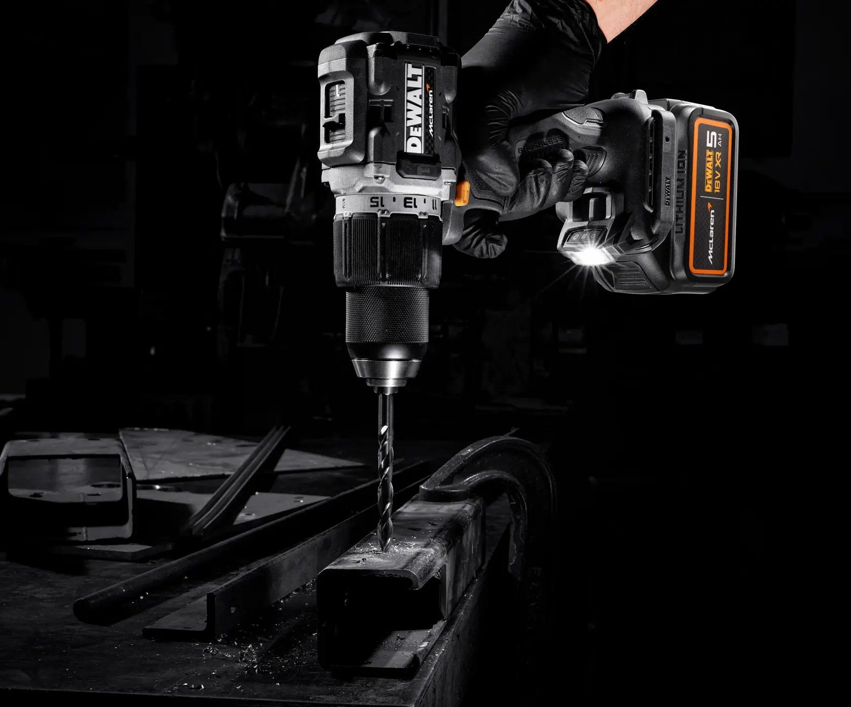 Berbequim Aparafusador Percussão McLaren sem escovas XR 18V 13mm 90Nm com 2 baterias Li-Ion 5Ah e mala TSTAK