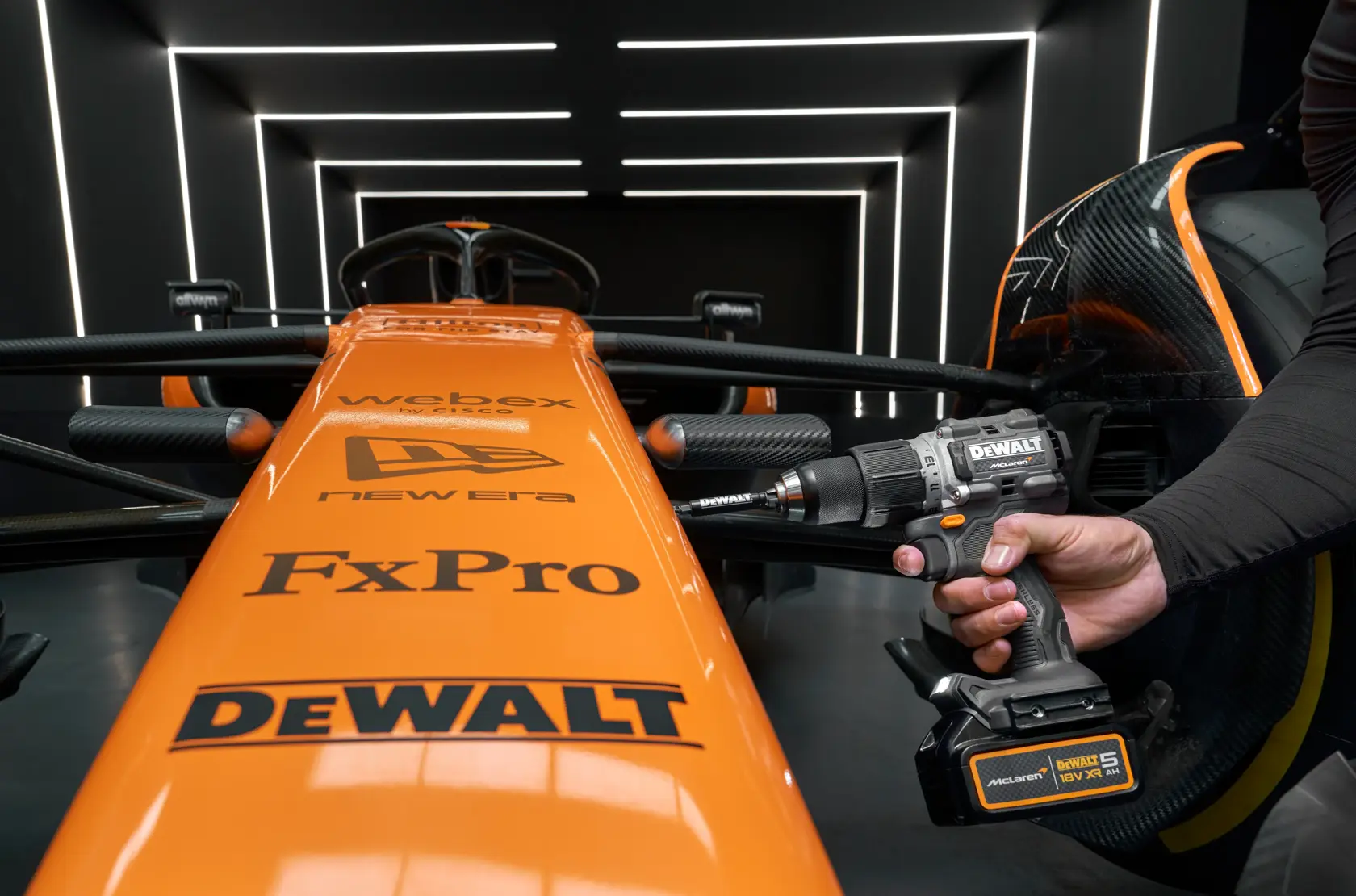 Berbequim Aparafusador Percussão McLaren sem escovas XR 18V 13mm 90Nm com 2 baterias Li-Ion 5Ah e mala TSTAK