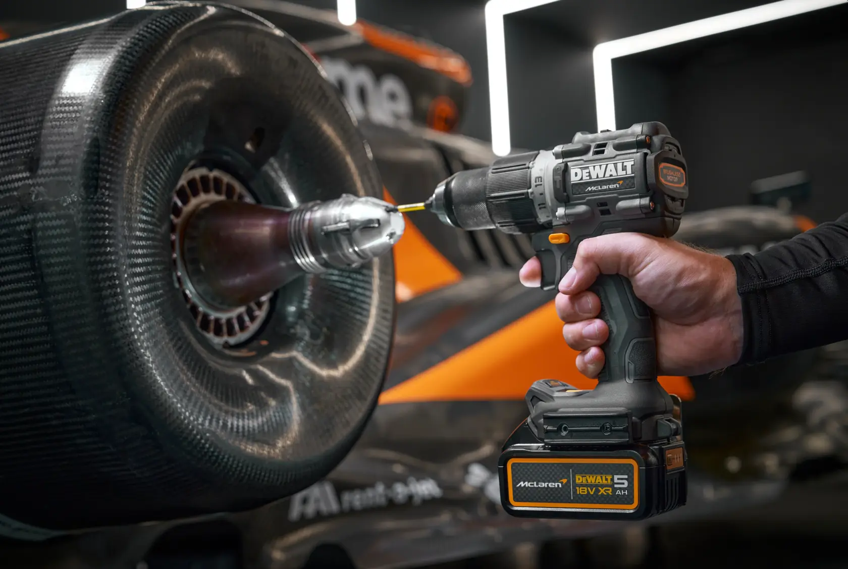 Berbequim Aparafusador Percussão McLaren sem escovas XR 18V 13mm 90Nm com 2 baterias Li-Ion 5Ah e mala TSTAK