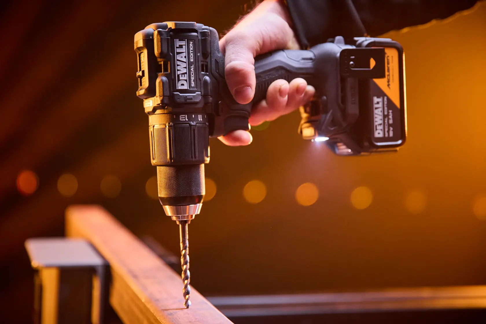 Taladro DEWALT en uso. Categoría fotografía. SKUs: DCD86MP2T-QW, DCD86MP2T.