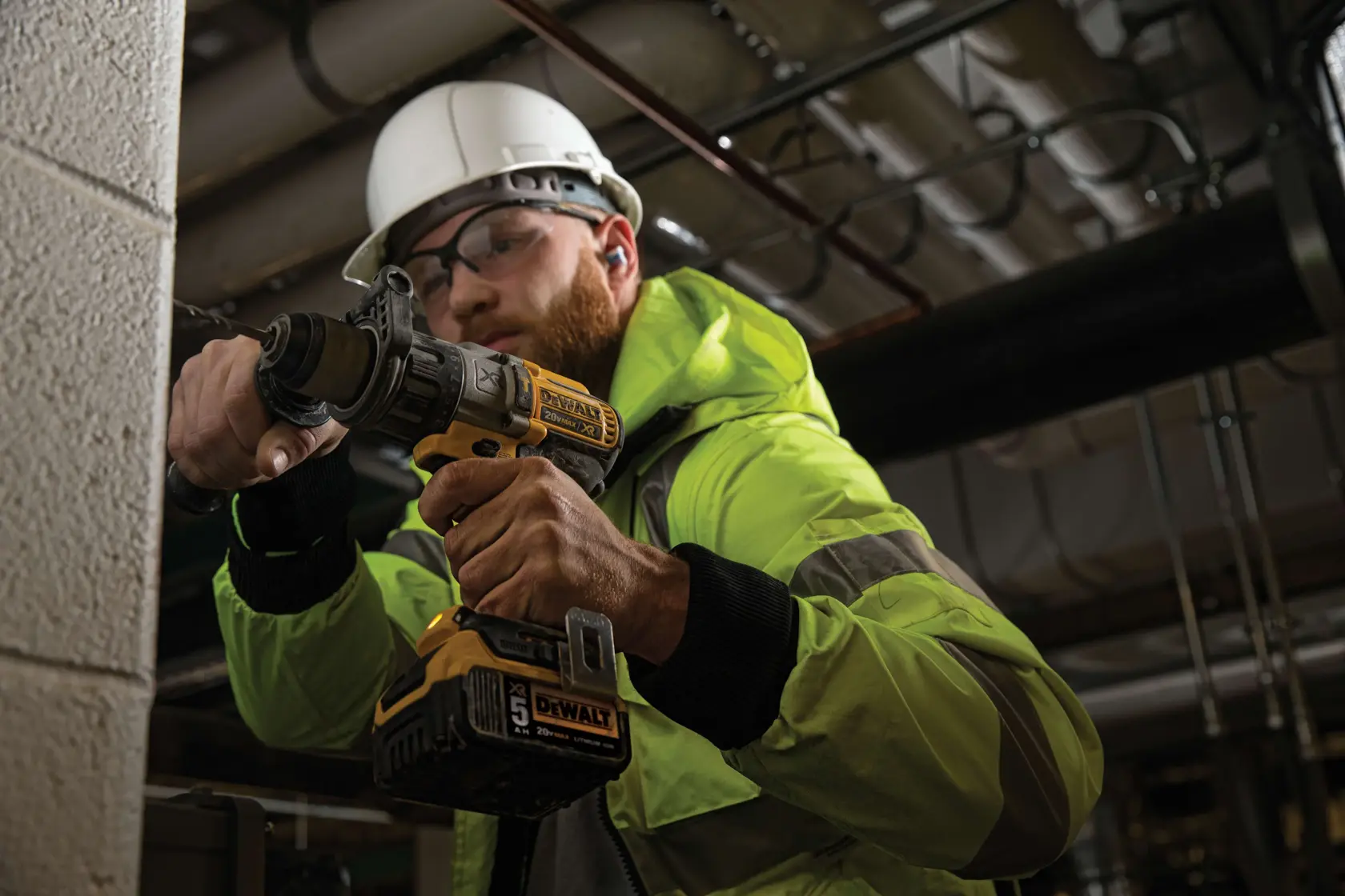 Furadeira elétrica sem fio DEWALT amarela e preta com bateria de íons de lítio 20V MAX XR, possui pegada confortável e design compacto.