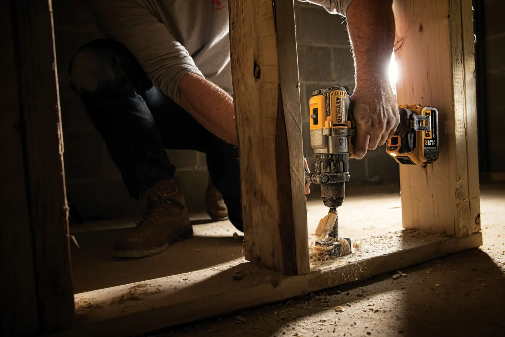 Uma furadeira sem fio DeWalt DCD996P2 20V Max XR com alça lateral, design amarelo e preto, bateria de íons de lítio de 5Ah e etiquetas de marca visíveis.