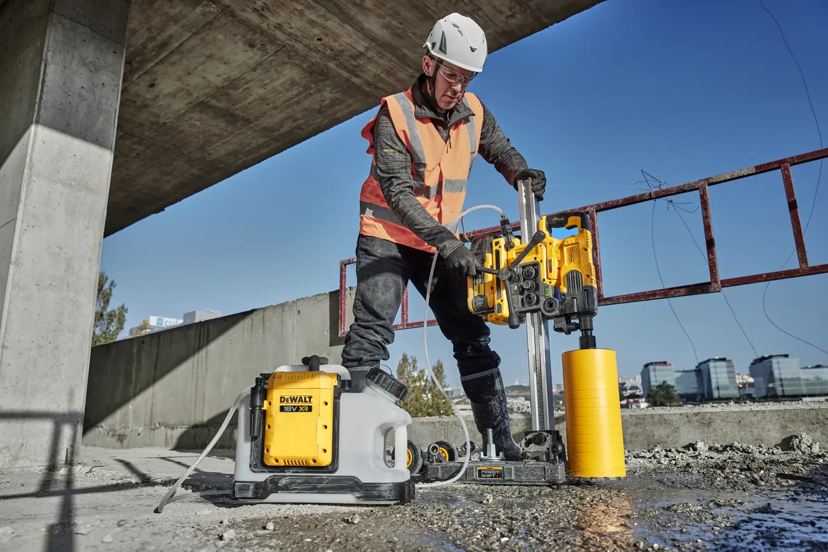 DEWALT DCE6820N, DCE6820N-XJ ferramenta de perfuração em uso em obra. Categoria fotografia.