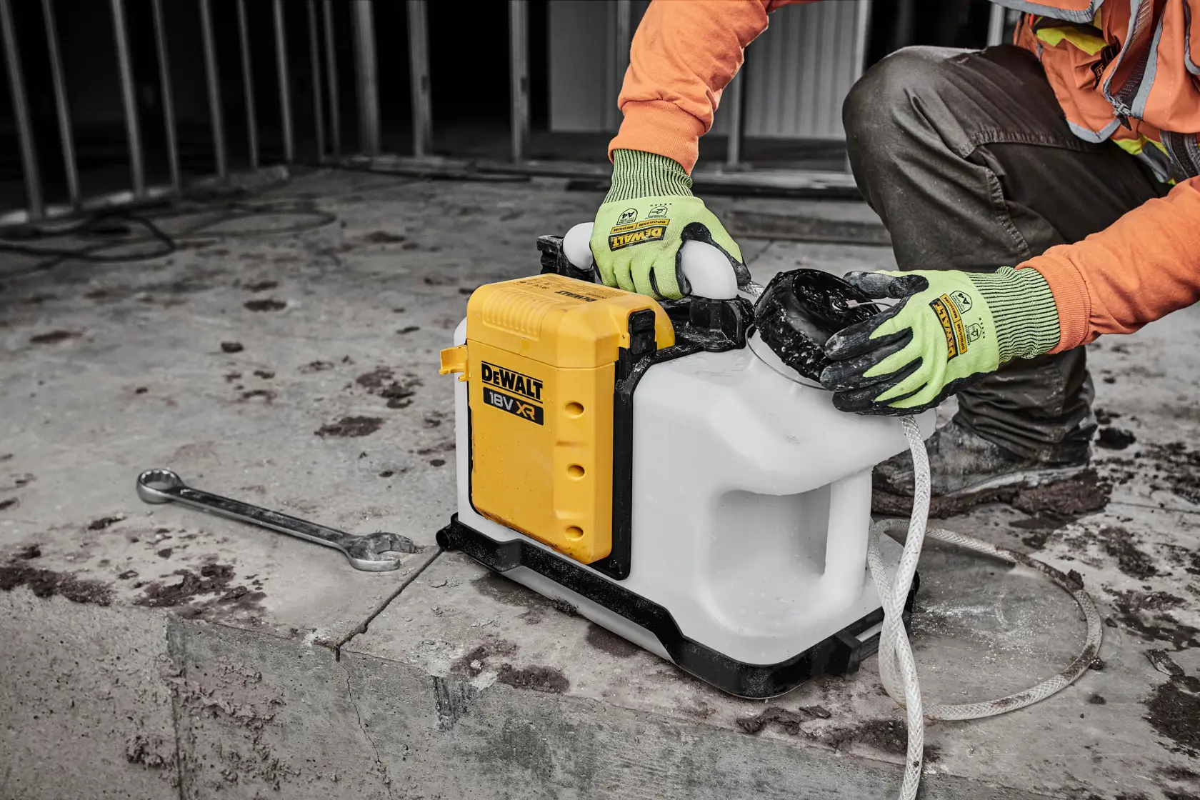 Produto fotográfico DEWALT DCE6820N, DCE6820N-XJ no local, trabalhador manuseia equipamento.
