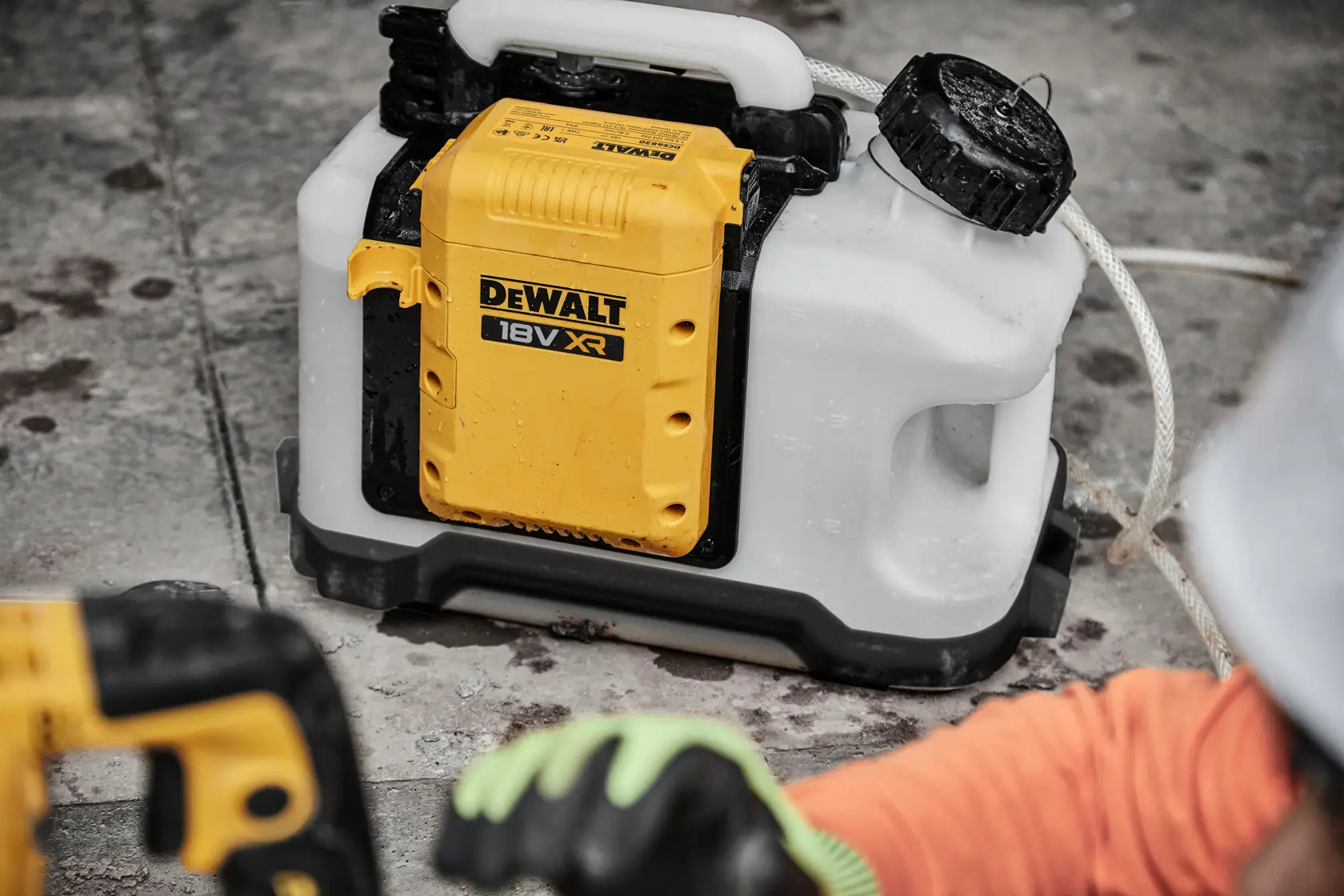 Produto fotográfico DEWALT DCE6820N, DCE6820N-XJ com caixa amarela e branca.