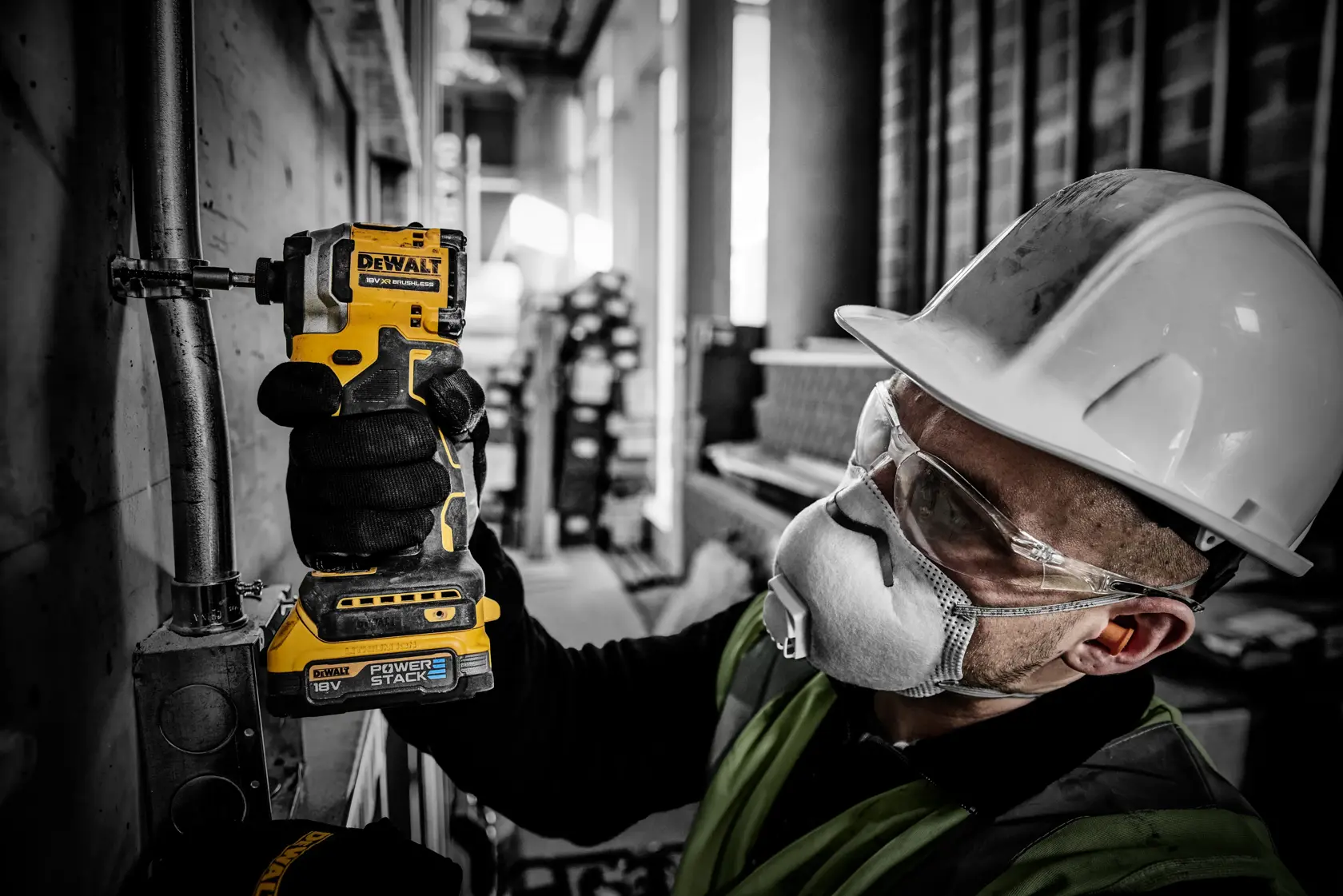 Aparafusadora Impacto compacto sem escobas XR 18V POWERSTACK