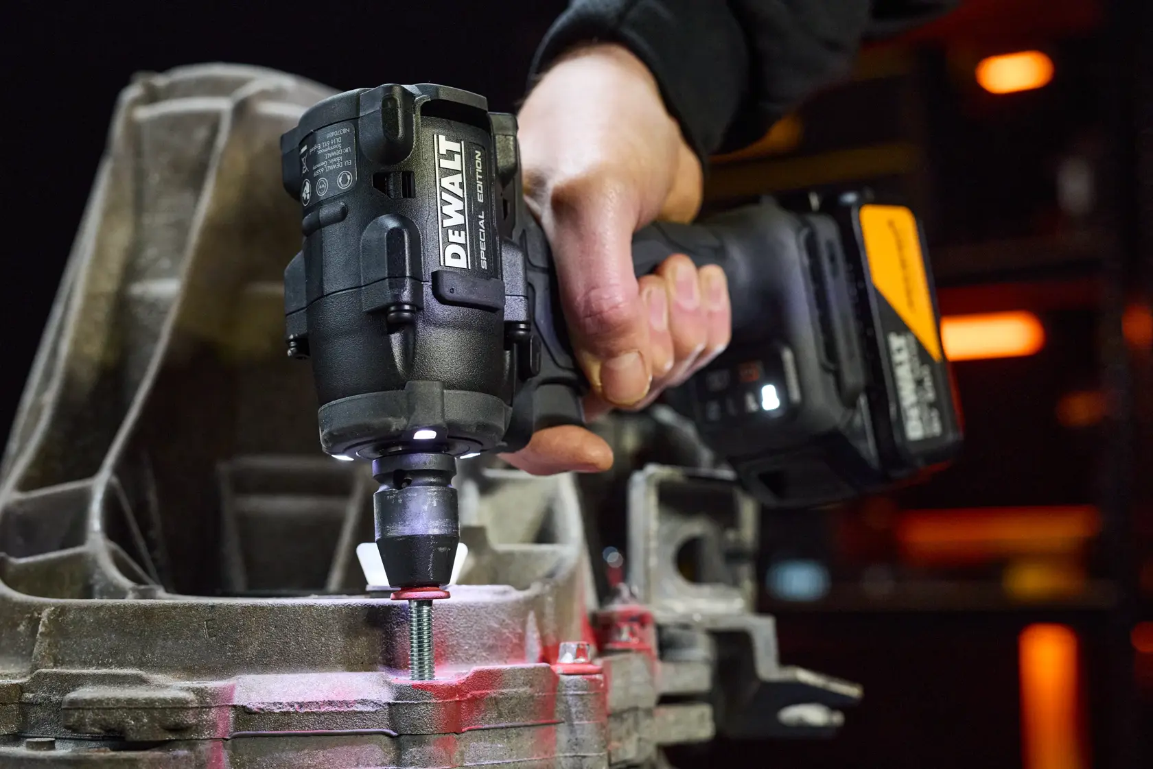 Chave Impacto McLaren sem escovas XR 18V 1/2" 406Nm com pin de detenção com 2 baterias Li-Ion 5Ah e mala TSTAK®