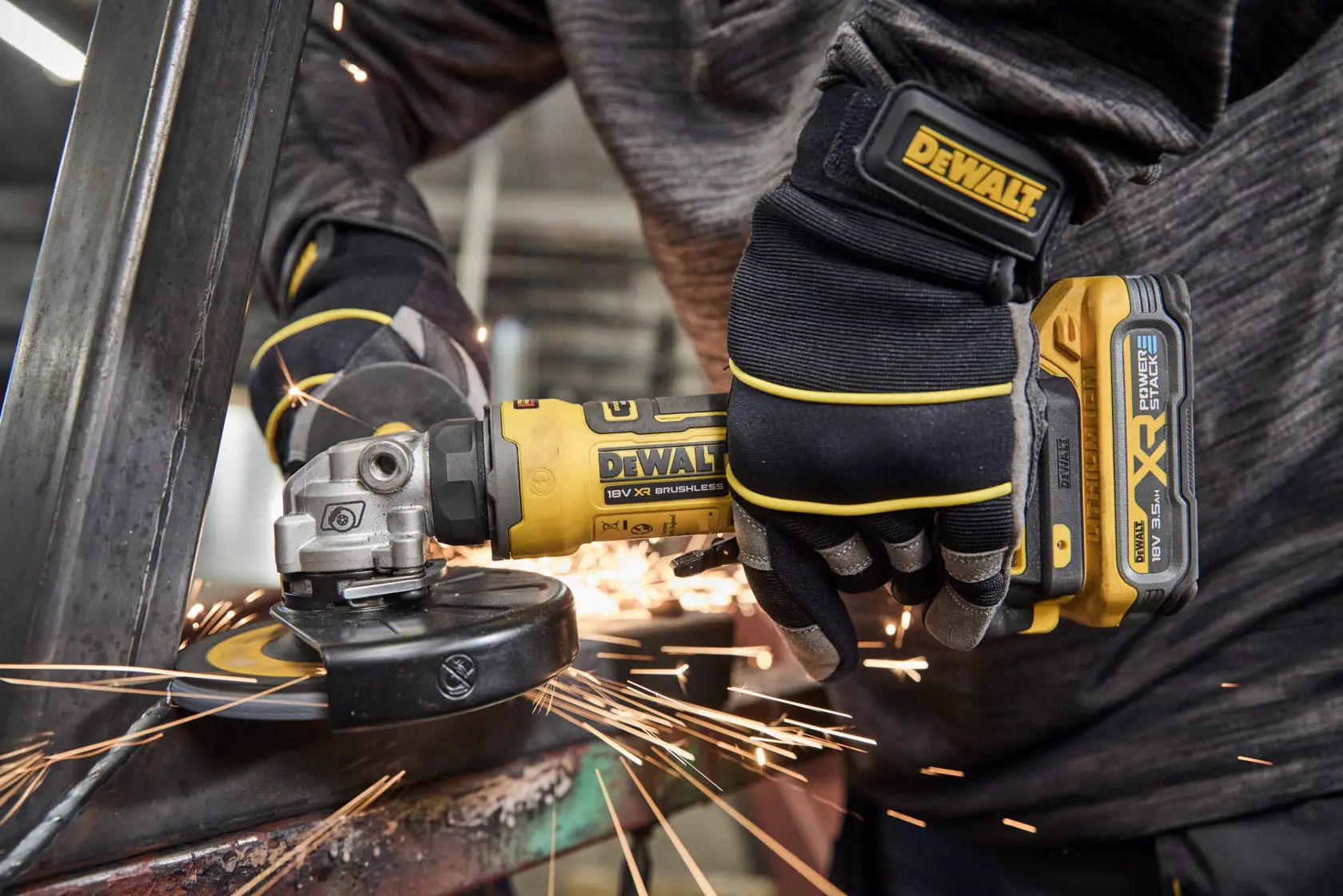 Pessoa usa uma esmerilhadeira sem fio DEWALT em metal, faíscas voando.