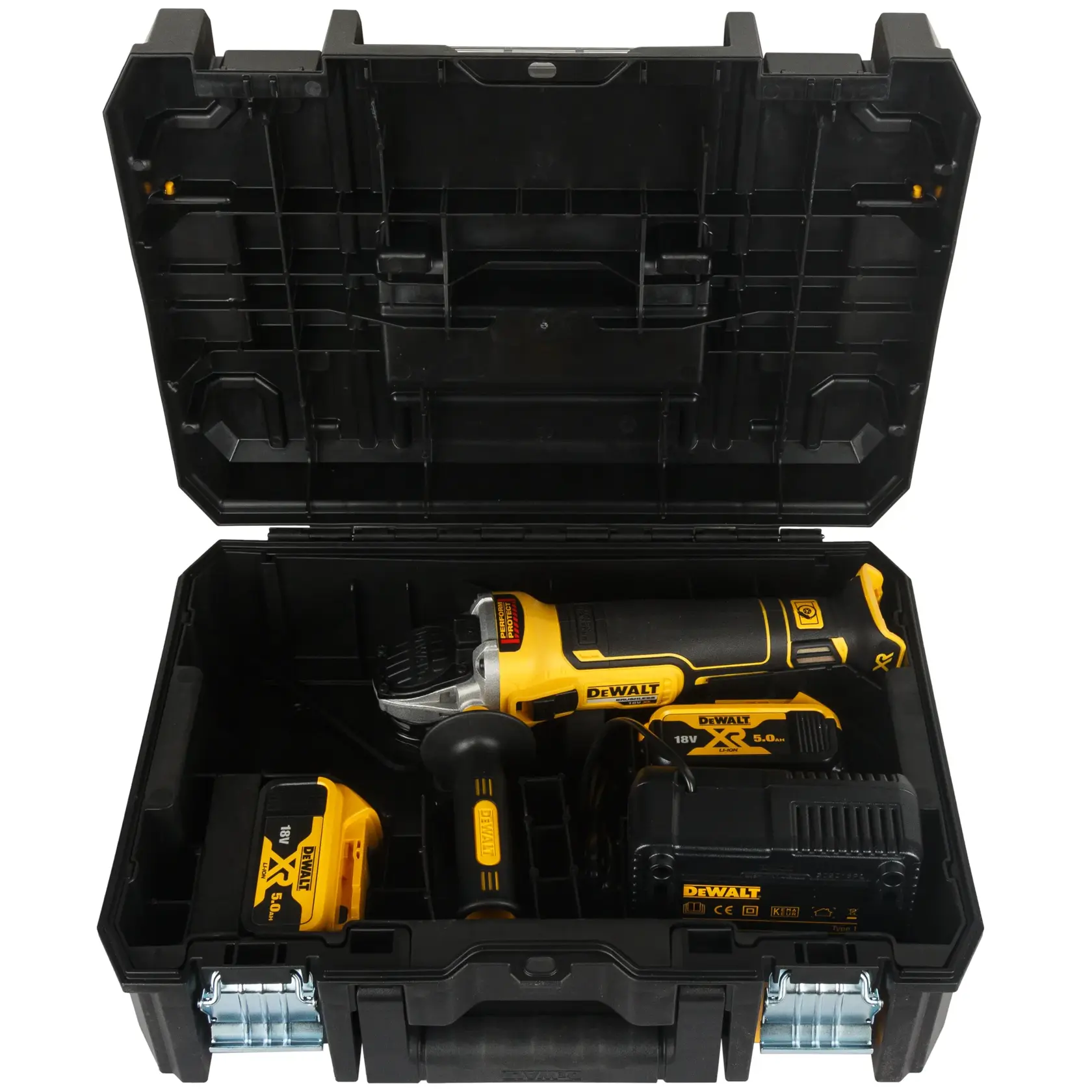 Uma maleta rígida preta contendo um conjunto de esmerilhadeira angular sem fio DEWALT, incluindo a ferramenta de esmerilhadeira amarela e preta, duas baterias de 18V e um carregador.