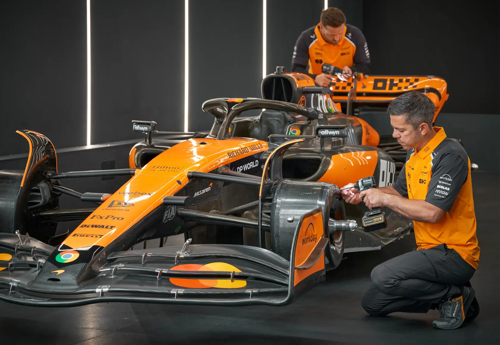 KIT McLaren XR 18V = DCD85M Berbequim Percussão + DCF85M Aparafusador de Impacto + 2 baterias Li-Ion 5Ah + mala TSTAK