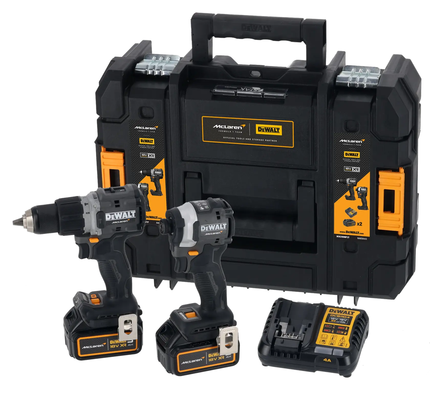 Um kit de ferramentas DEWALT DCK200MP2T com uma maleta de transporte preta e amarela, uma furadeira sem fio, uma parafusadeira de impacto sem fio, dois pacotes de bateria e um carregador de bateria. A furadeira e a parafusadeira possuem a marca DEWALT e estão exibidas em frente à maleta.