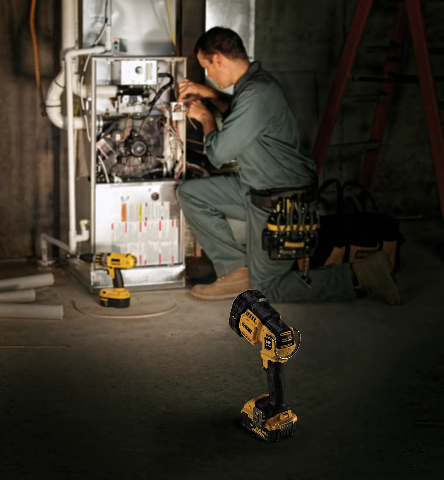 Um mecânico está trabalhando em uma caldeira em uma sala com pouca iluminação. Em primeiro plano está um holofote sem fio DEWALT DCL043 e ao lado da caldeira há uma furadeira sem fio amarela DEWALT. O trabalhador veste um uniforme verde e botas de trabalho bege, com ferramentas DEWALT e uma bolsa de ferramentas próximas.