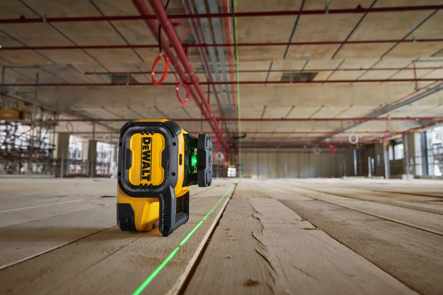 Ferramenta laser verde DEWALT DCLE15221G-QW, DCLE15221G em piso de madeira de obra.