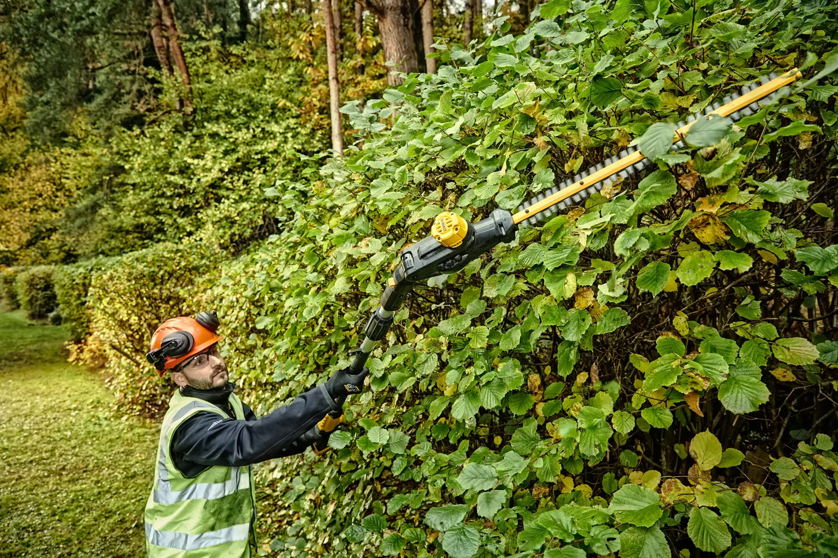 Corta-sebes telescópico DEWALT XR 18V sem carregador / bateria