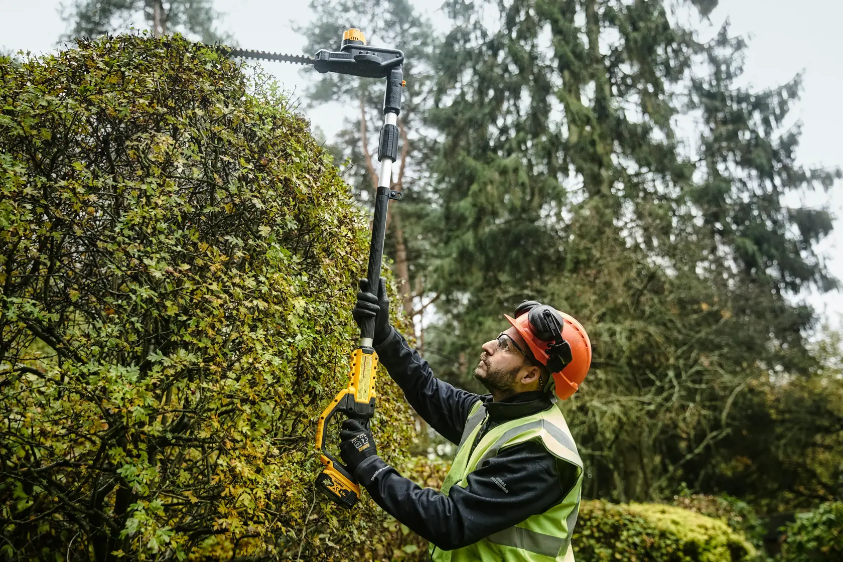 Corta-sebes telescópico DEWALT XR 18V sem carregador / bateria