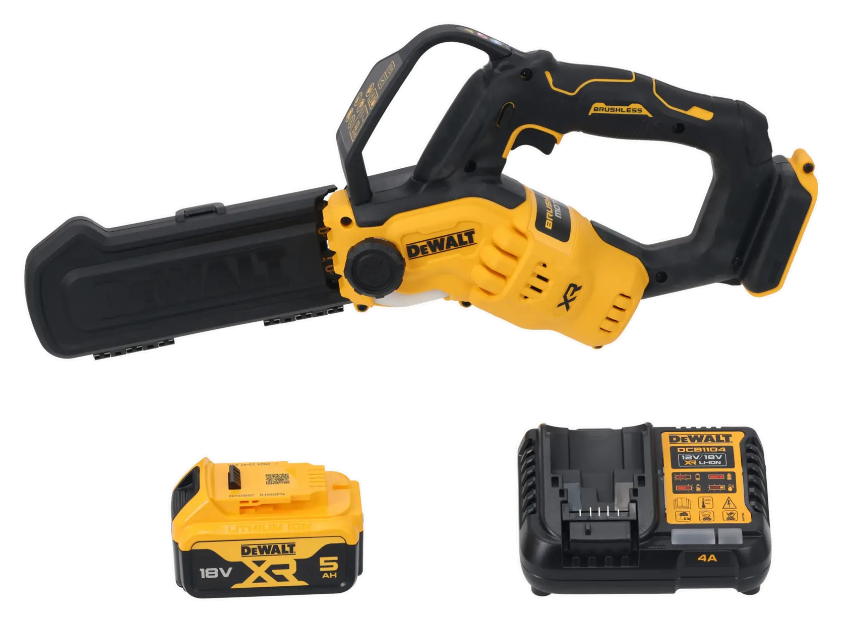 Motosserra de poda sem fio DEWALT com corpo amarelo e preto, mostrada com protetor de barra, bateria de íons de lítio 18V XR 5Ah e carregador de bateria compatível.
