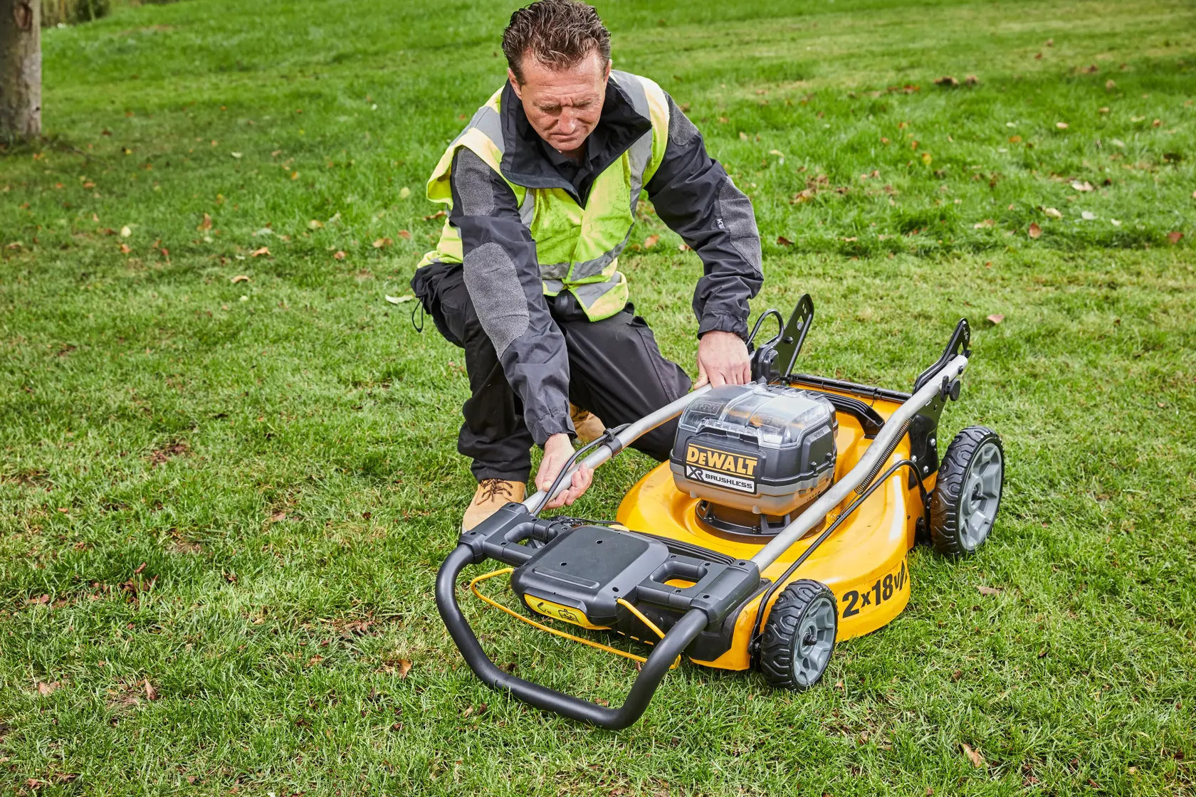 Corta-relvas Automotora sem escovas XR 2x18V (36V) 48cm sem carregador/bateria