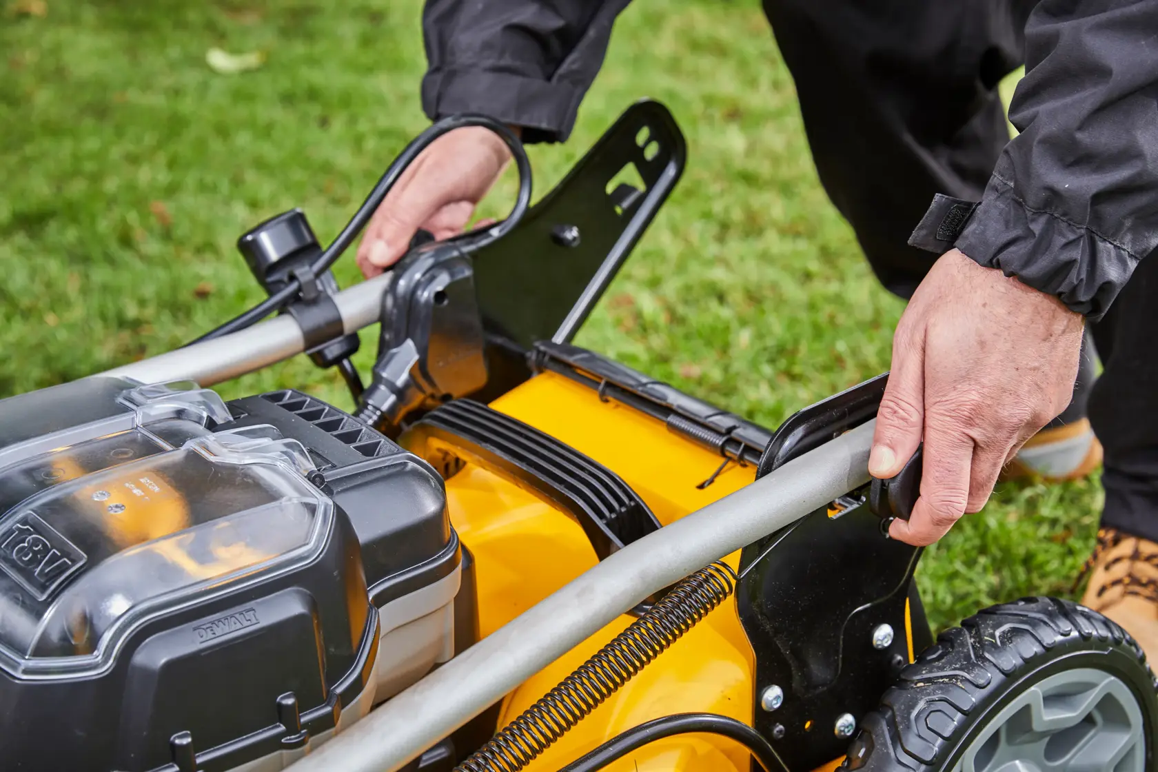 Cortador de relva sem escovas XR 2x18V (36V) de 48 cm com 2 baterias de iões de lítio de 5Ah