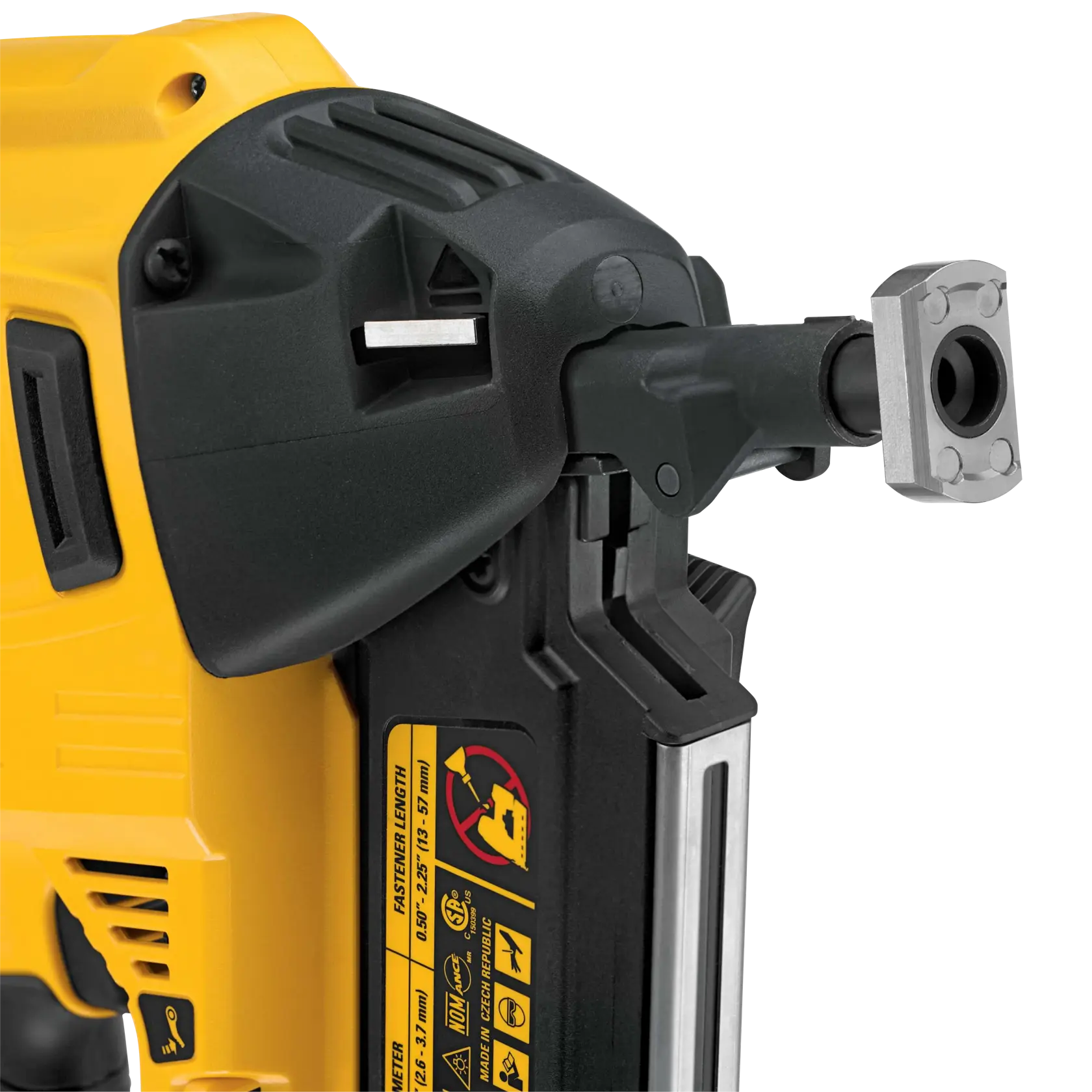 Close-up de uma DEWALT DCN8902, mostrando a frente da ferramenta e etiquetas de advertência.