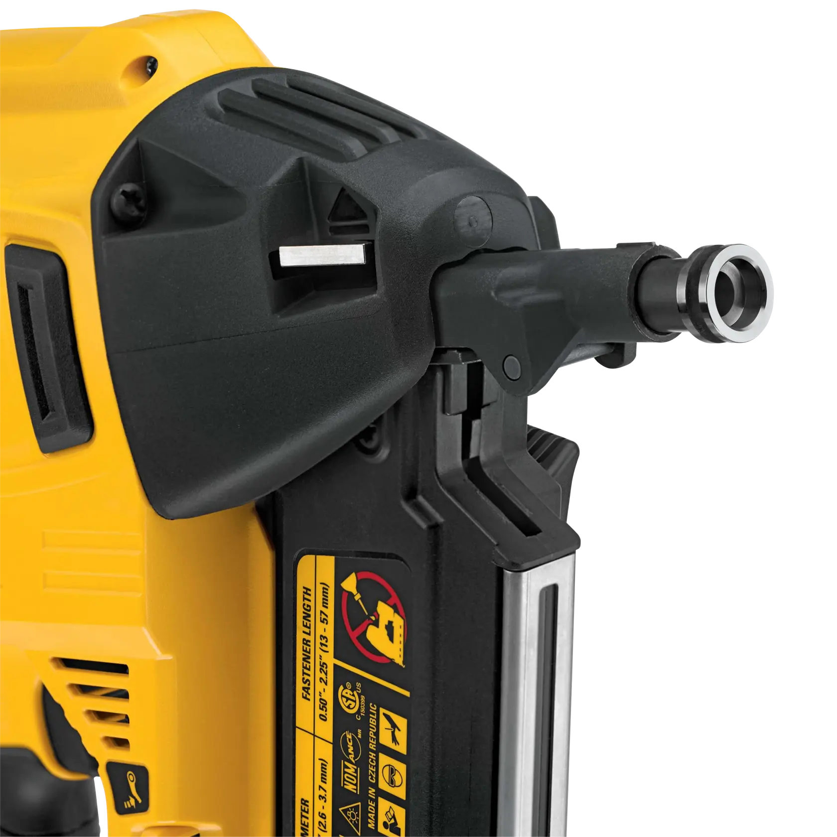 Close-up de uma clavadora DEWALT com etiquetas de segurança e parte do cano.
