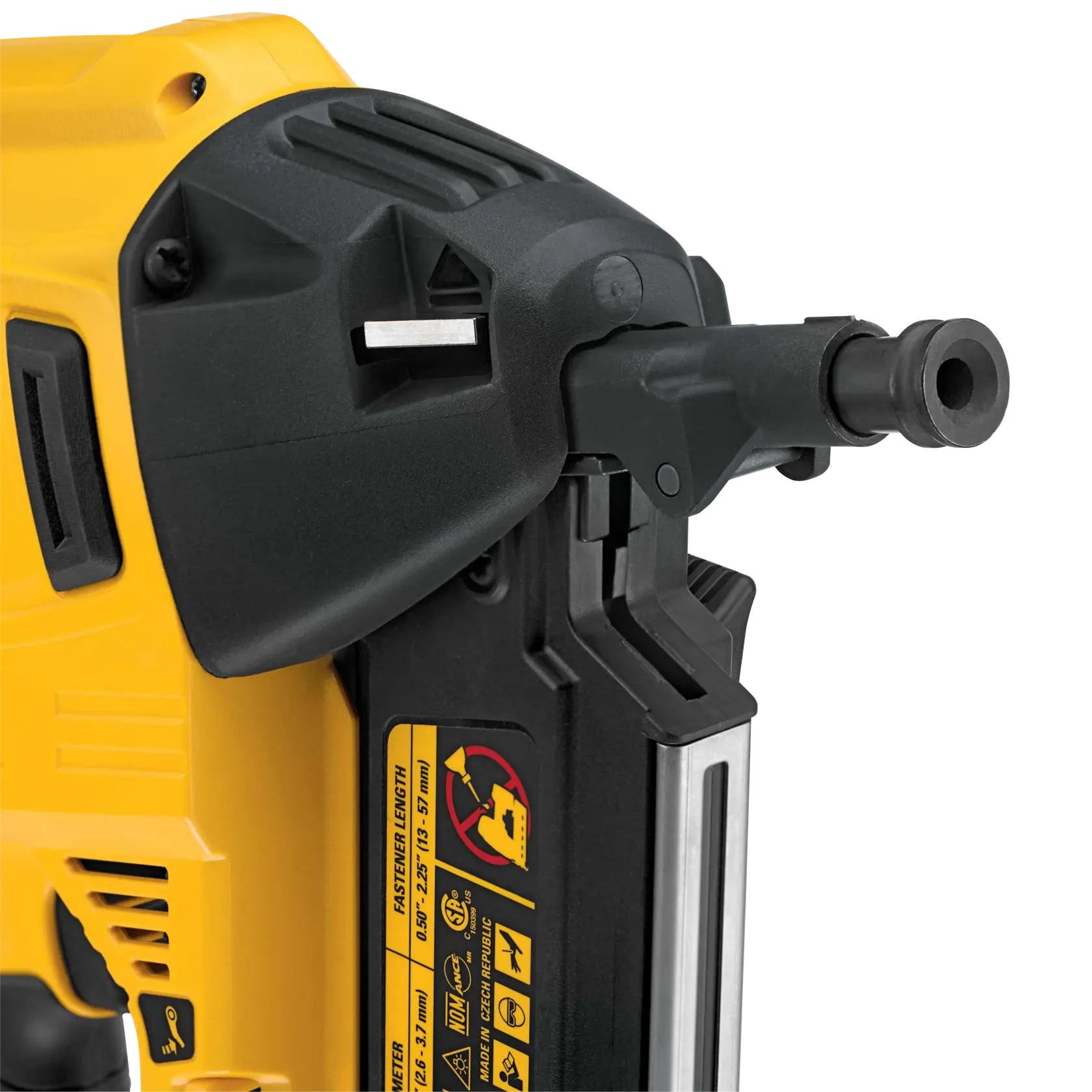 Close-up de uma pistola de pregos DEWALT mostrando o bico e instruções de segurança na lateral.