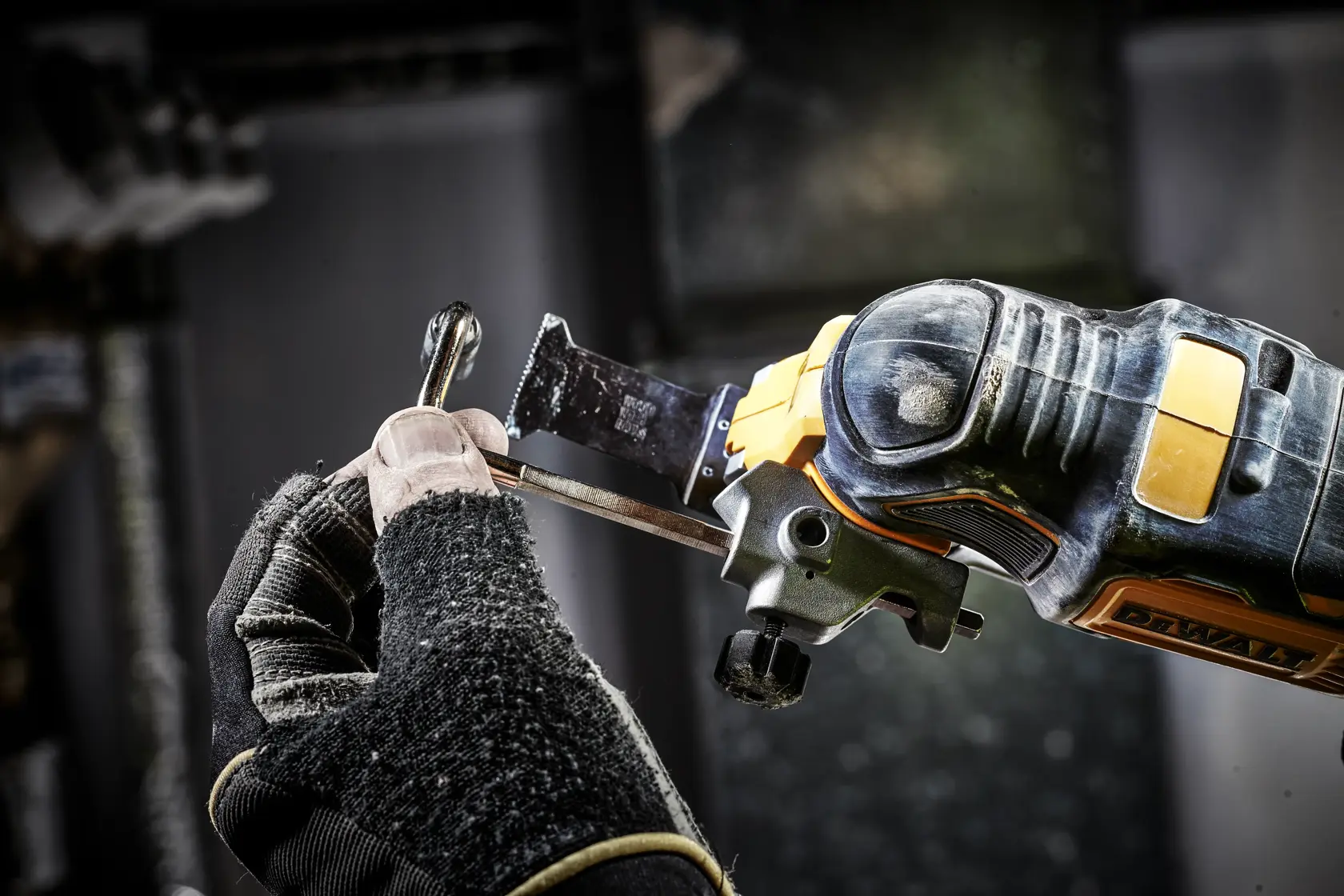 DEWALT® 18V XR® Ferramenta Oscilante Sem Escovas de 3 Velocidades - 2 x 5Ah
