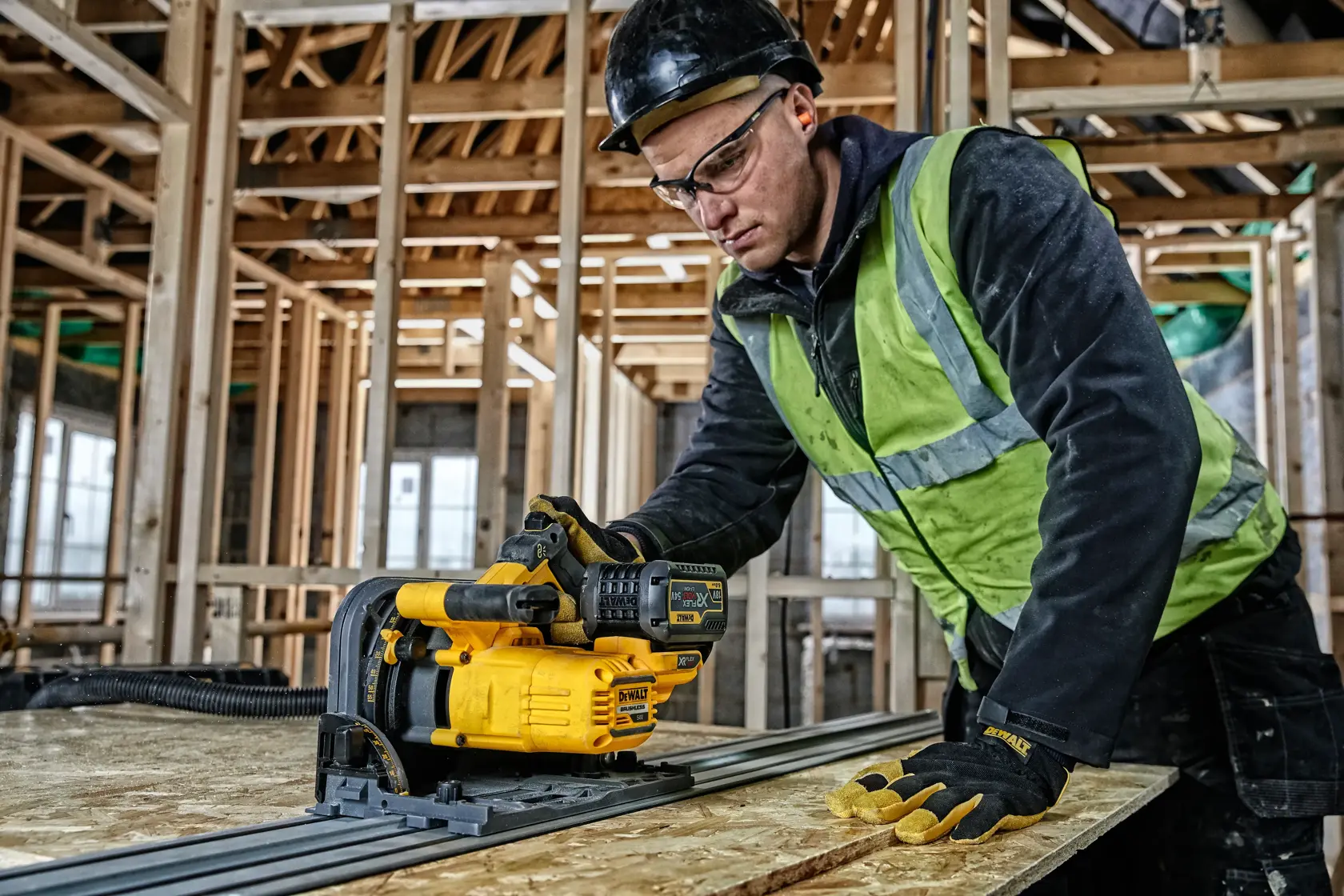 DEWALT DCS520T2-XE, DCS520T2 en obra. Trabajador usa herramienta fotográfica amarilla sobre madera.