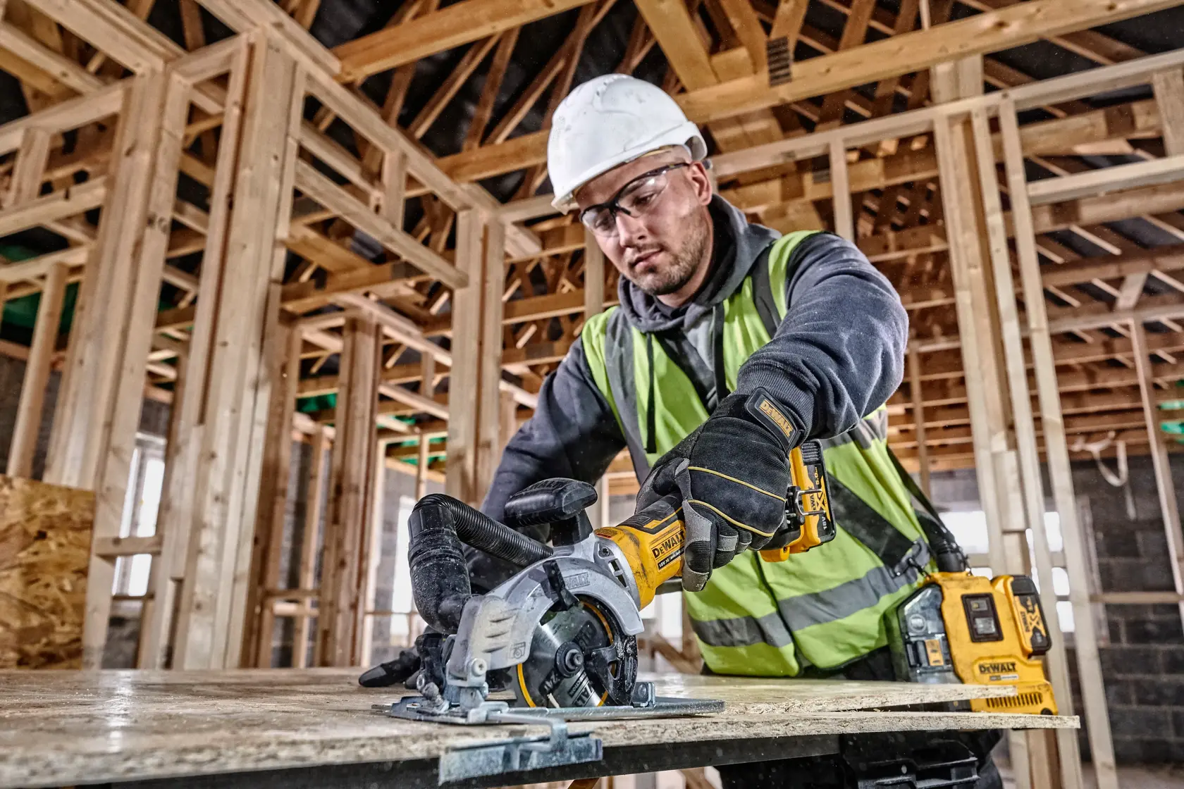 DEWALT® 18V XR® Serra Circular Compacta Sem Escovas de 115mm (Apenas Ferramenta)