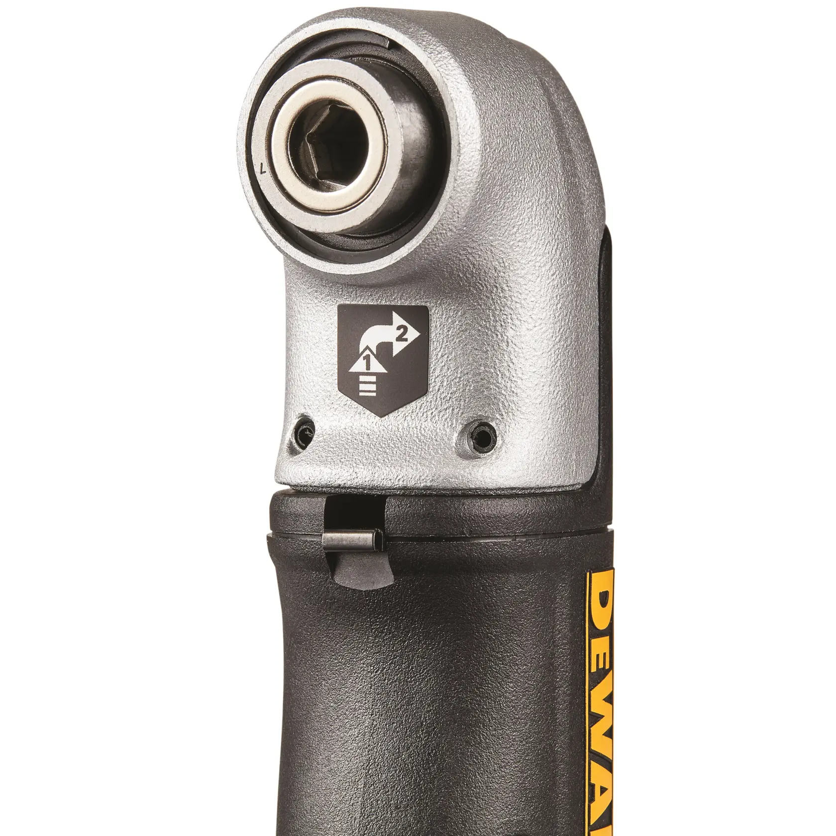 Close-up de um adaptador de ângulo para furadeira DEWALT mostrando a cabeça de metal, o encaixe sextavado, o indicador de direção e parte do cabo preto e amarelo.