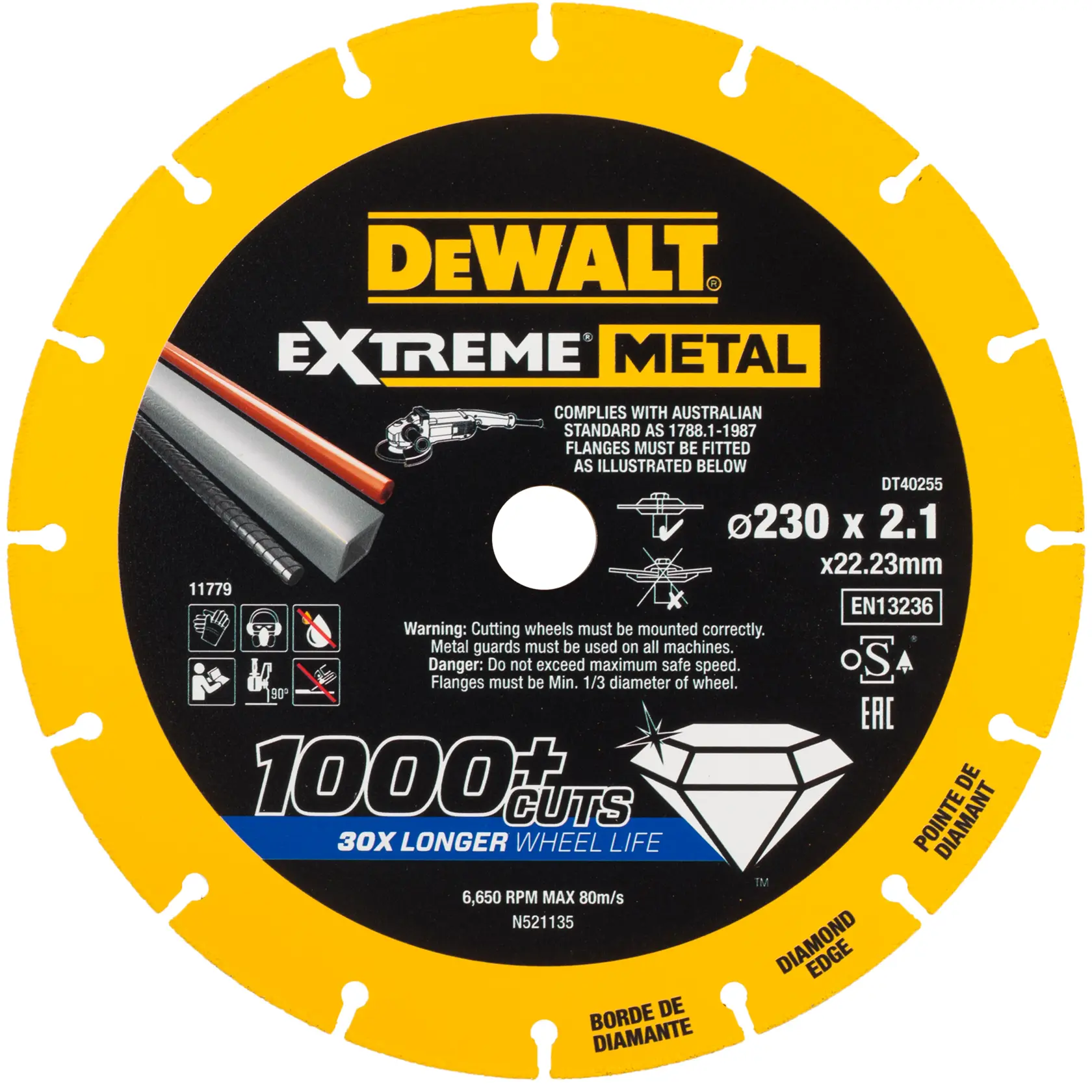 Imagem de uma roda de corte DEWALT Extreme Metal (DT40255), com 230 mm de diâmetro e borda de diamante. O disco é amarelo com centro preto e texto em branco, amarelo e azul. Projetado para cortar metal, indica '1000+ cortes' e 'vida útil da roda 30x maior'. Avisos de segurança e instruções de uso estão impressos, juntamente com conformidade com normas australianas.