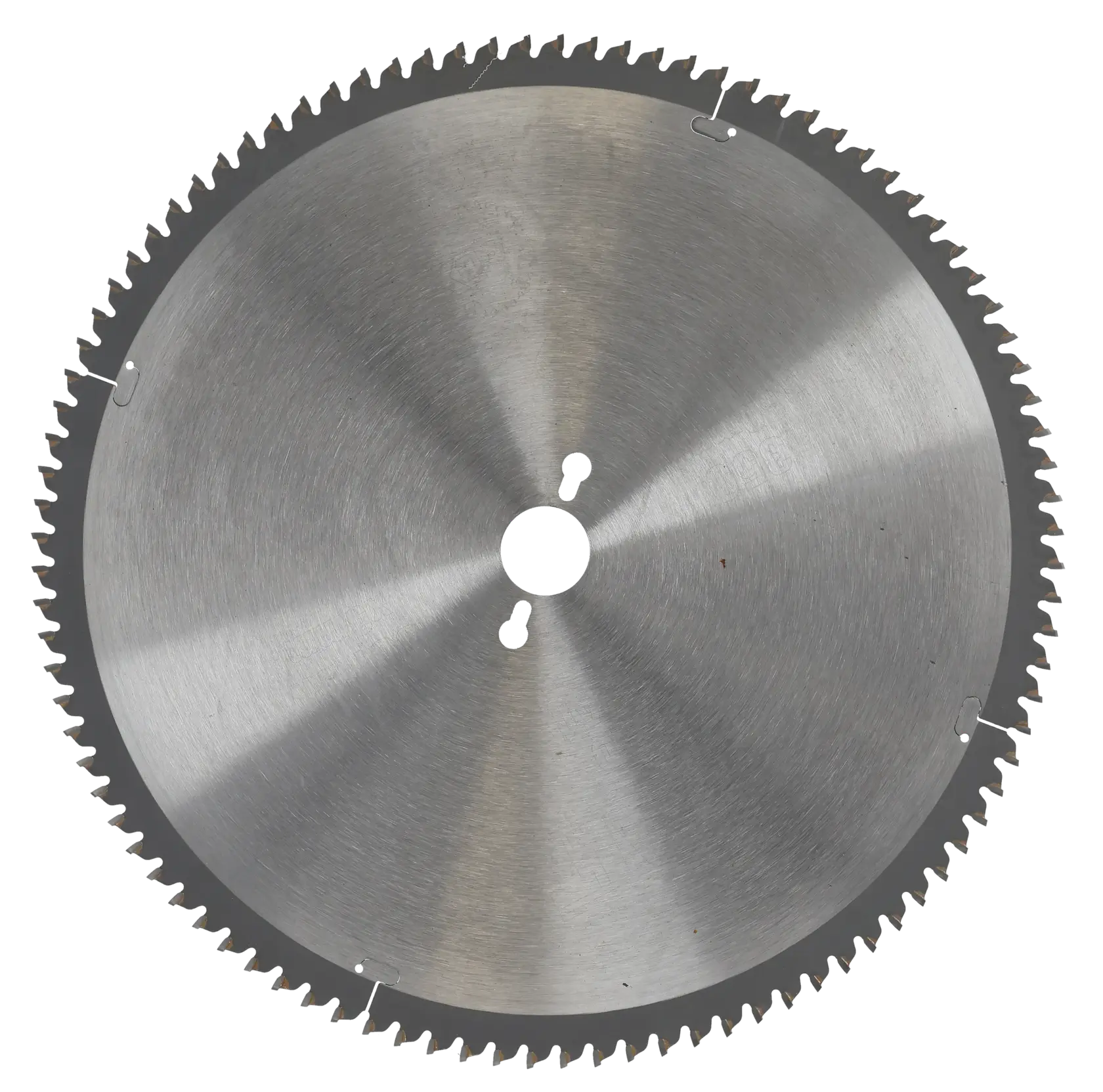 Imagen en primer plano de una hoja de sierra circular con dientes finos y uniformemente espaciados, hecha de metal.