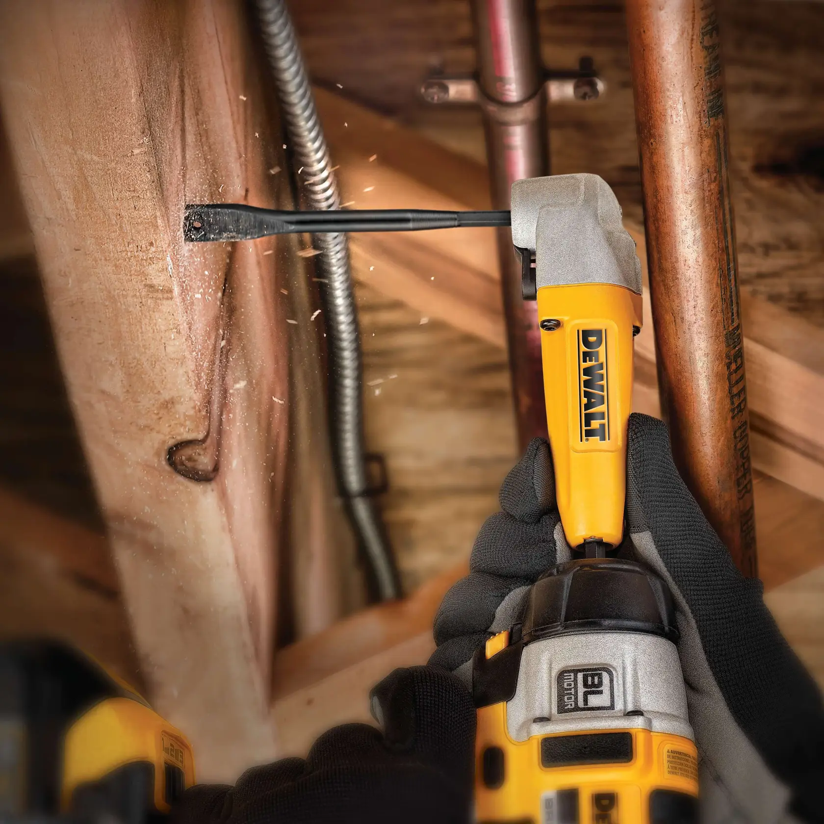 Broca DEWALT DT4777 perforando madera en espacio reducido, se ven chispas.