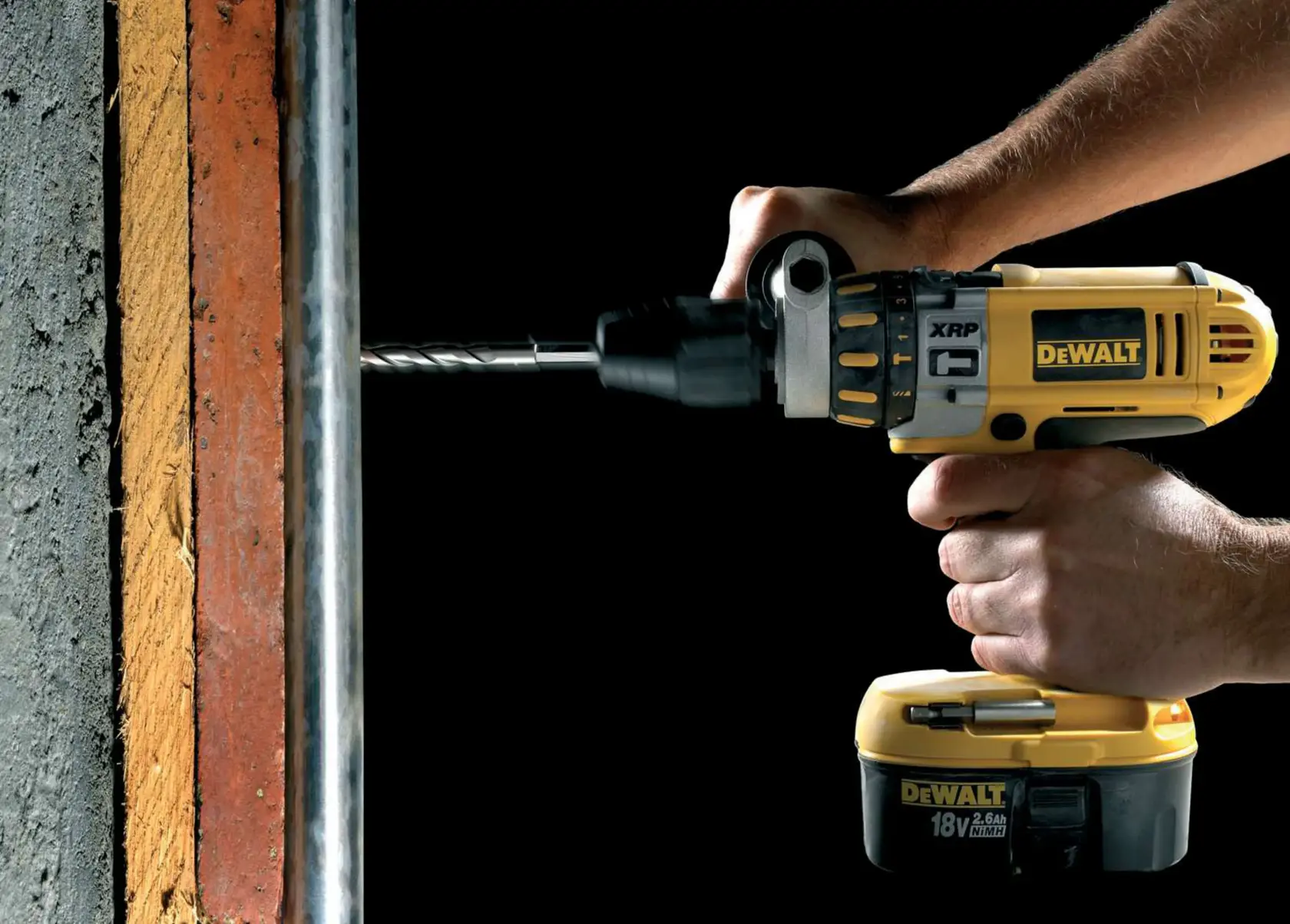 Taladro DEWALT en uso, perforando una pared de hormigón. Manos sujetan la herramienta amarilla.