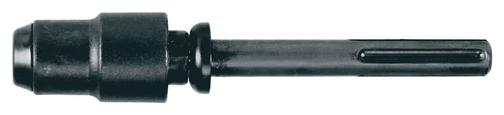 Ein SDS-plus-Bohrer-Adapter aus schwarzem Metall, vor weißem Hintergrund fotografiert.