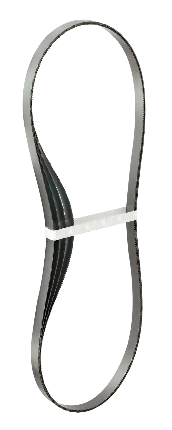 Uma lâmina de serra de fita de metal em formato de loop, presa por uma faixa branca, apresentada sobre um fundo branco.