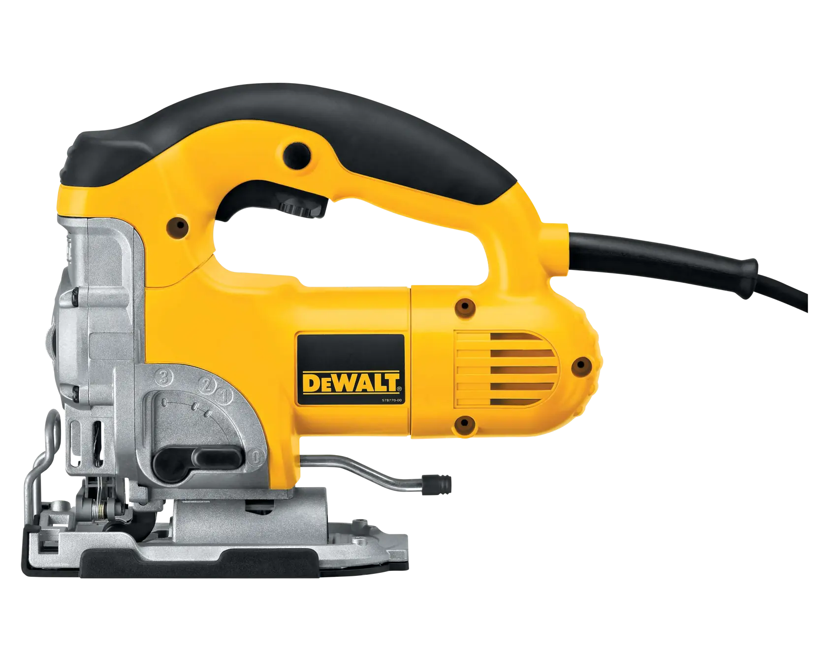 Uma serra tico-tico DEWALT DW331K está sendo usada para cortar uma tábua de madeira, segurada por uma pessoa usando camisa de manga longa e botas de trabalho. Várias tábuas de madeira são visíveis ao fundo.
