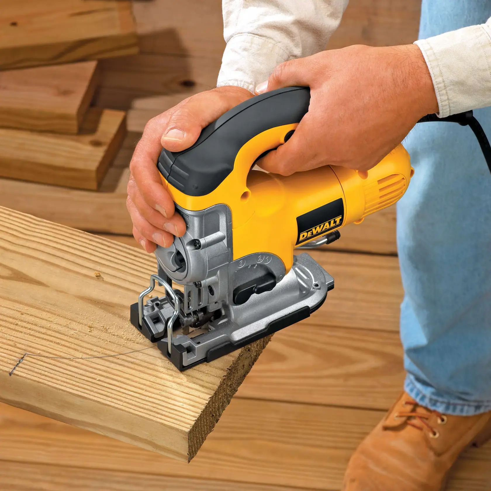 Uma pessoa está usando uma serra tico-tico amarela e preta DEWALT para cortar uma bancada. A ferramenta está conectada e segurada firmemente para um corte preciso.