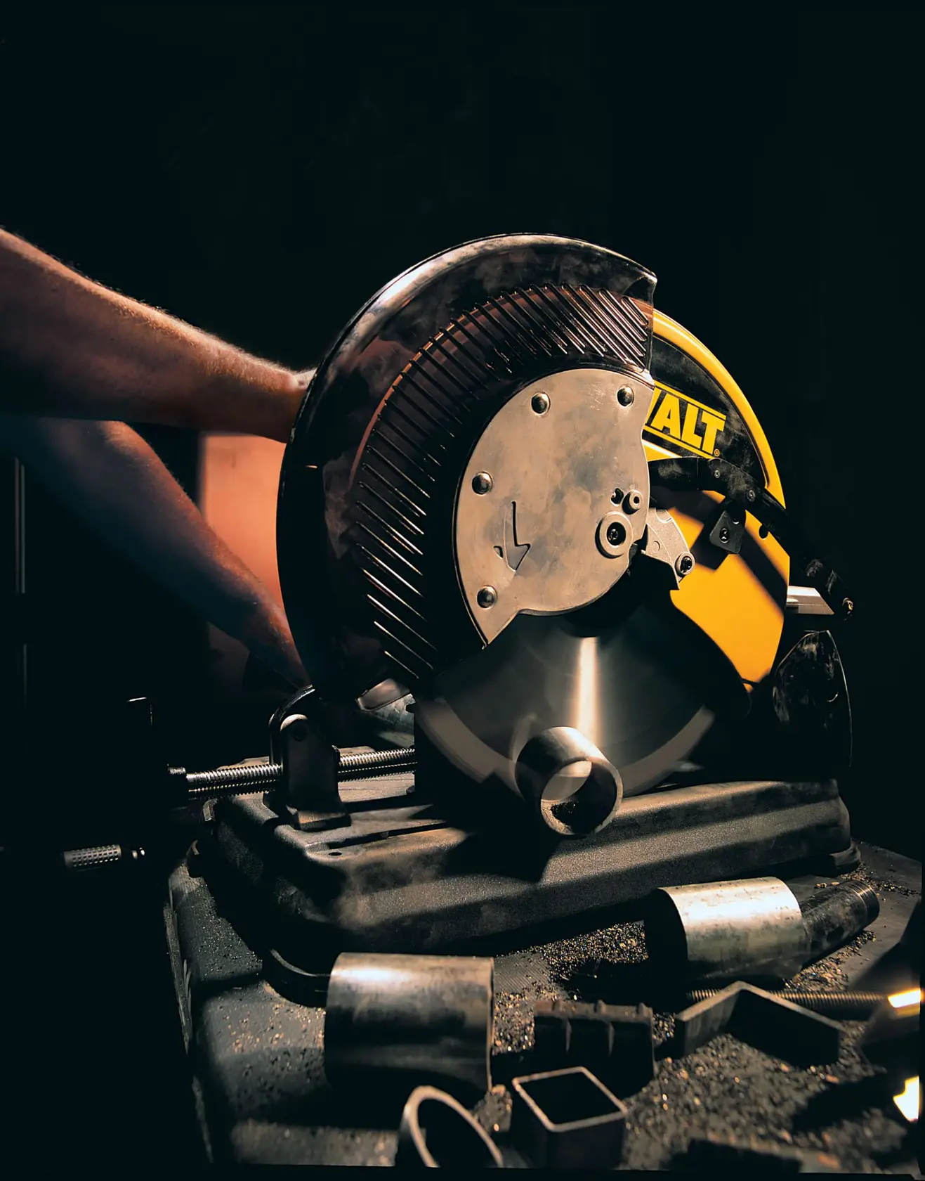 Imagem de uma serra de corte de metal DEWALT, modelo DW872, com características destacadas como cabo ergonômico, guia ajustável, grande capacidade de corte, morsa de travamento rápido e facilidade para transportar de e para os locais de trabalho.