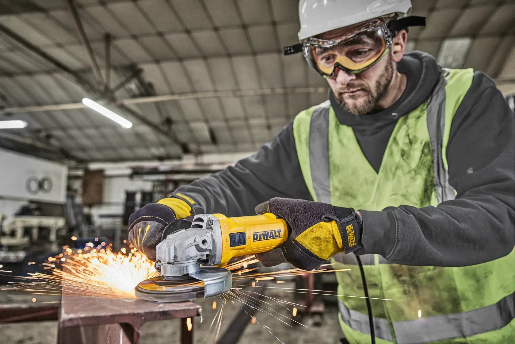 Rebarbadora 115mm 750W 11.800 rpm arranque suave + bloqueio e proteção contra re-arranque
e Proteção contra re-arranque