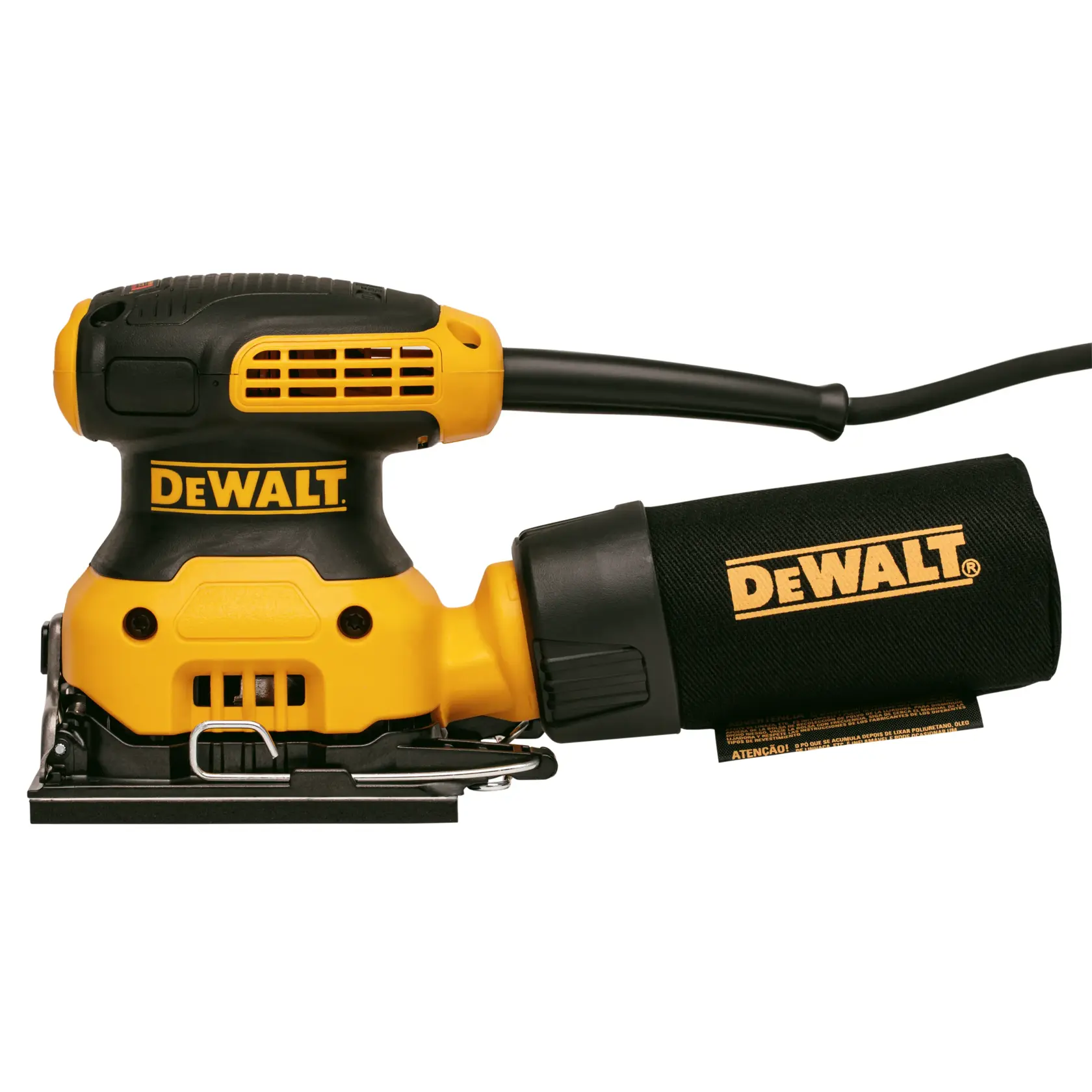 Vista de perto de uma lixadeira elétrica amarela e preta da DEWALT com fio, projetada para lixar superfícies. A ferramenta possui um encaixe para extração de pó e presilhas de metal para fixar a lixa.
